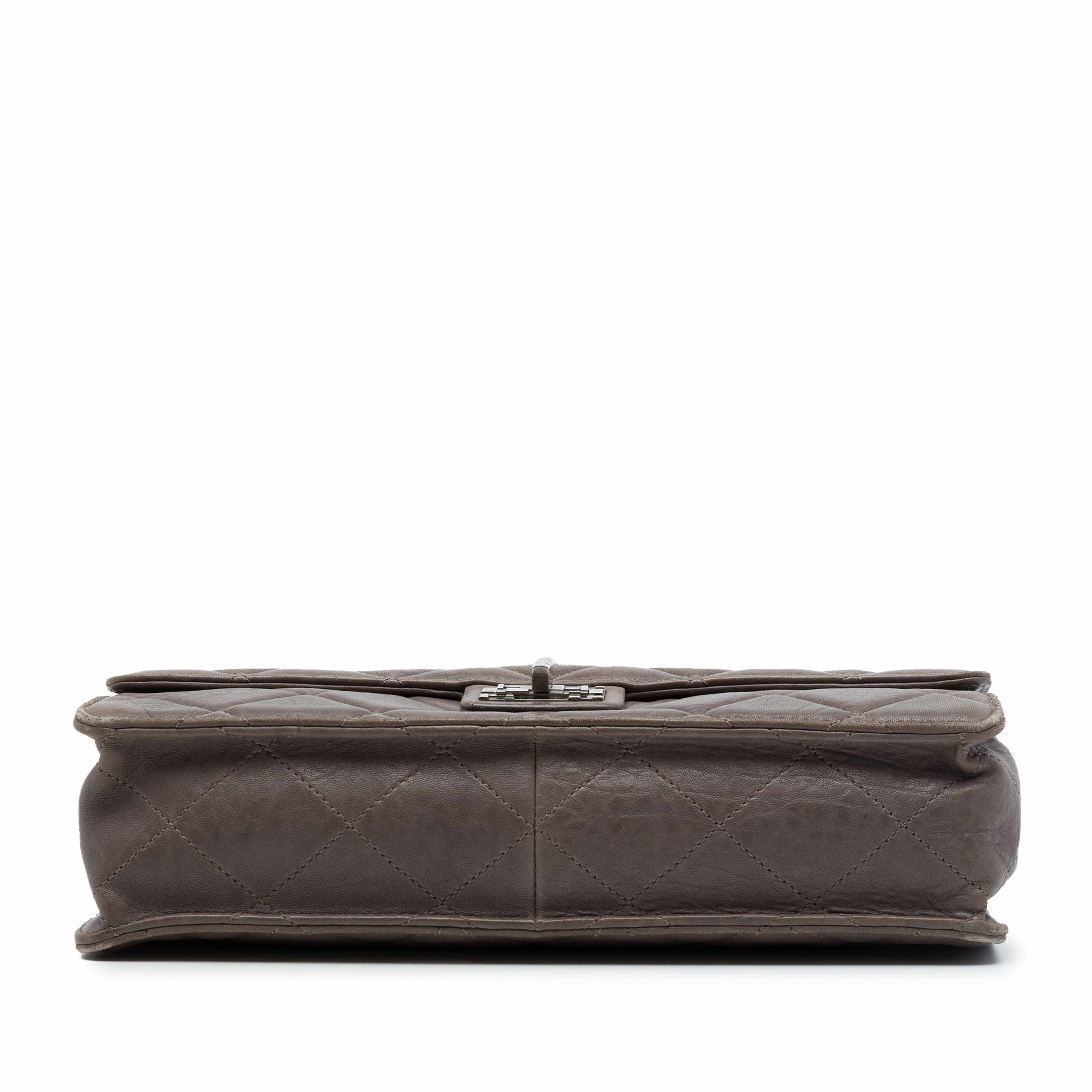 Chanel Paris Byzance Jumbo Washed Lambskin Take Away Flap, från Luxclusif, i färgen brun. Klicka för att öppna bilden i stort format