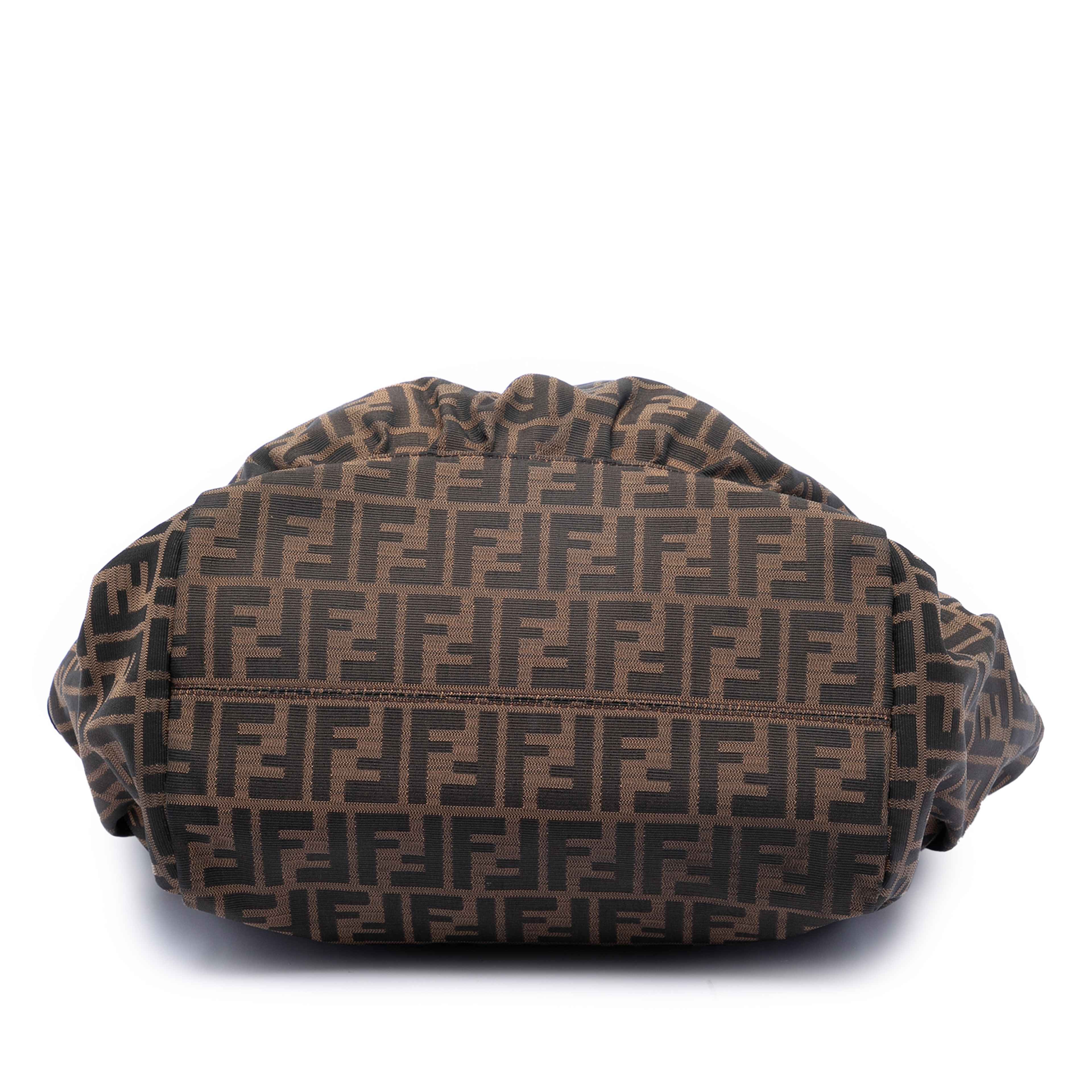 Fendi Large Zucca Canvas Chef Tote, från Luxclusif, i färgen brown. Klicka för att öppna bilden i stort format