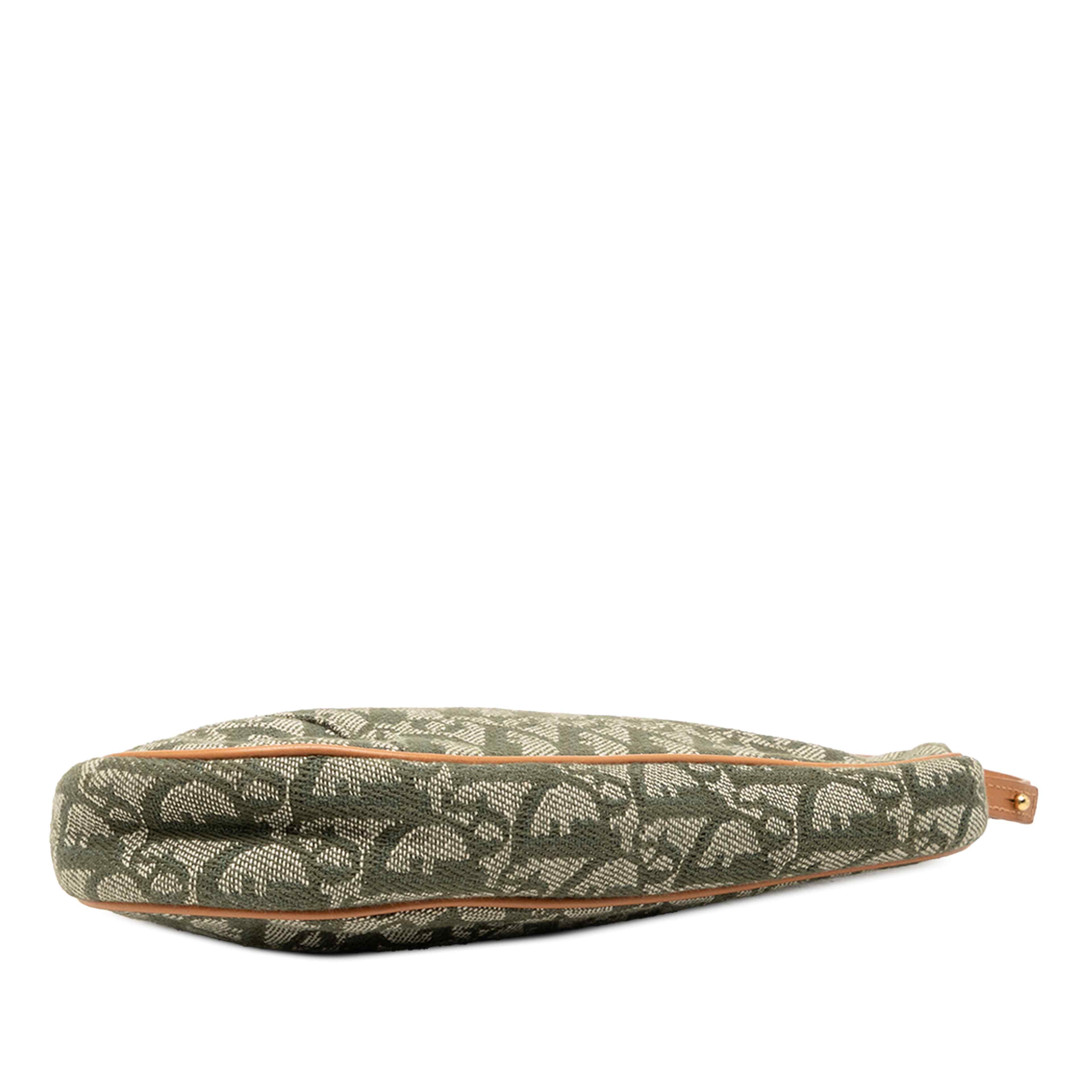 Dior Mini Diorissimo Canvas Saddle Pochette, från Luxclusif, i färgen grön. Klicka för att öppna bilden i stort format