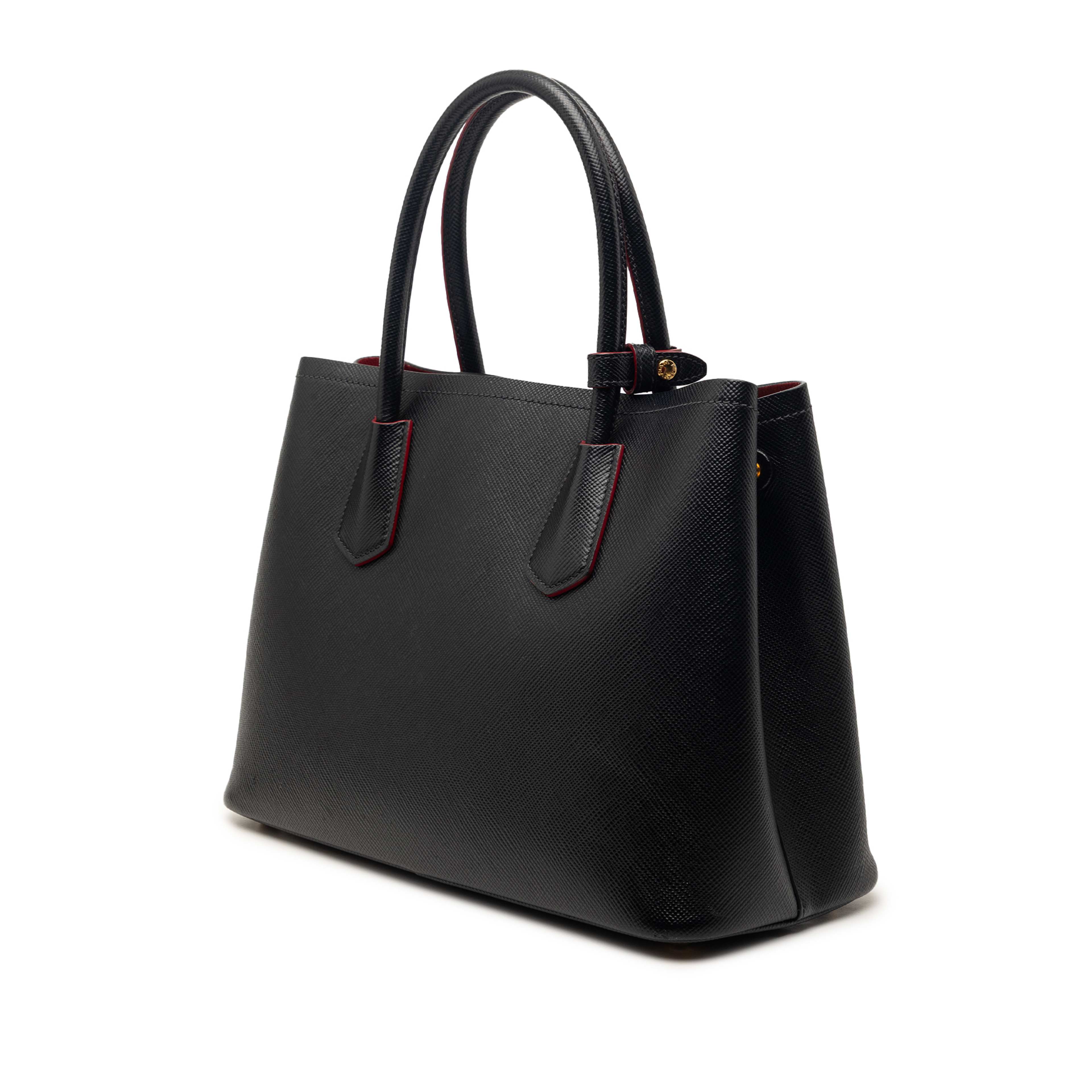 Prada Small Saffiano Cuir Double Satchel, från Luxclusif, i färgen black. Klicka för att öppna bilden i stort format