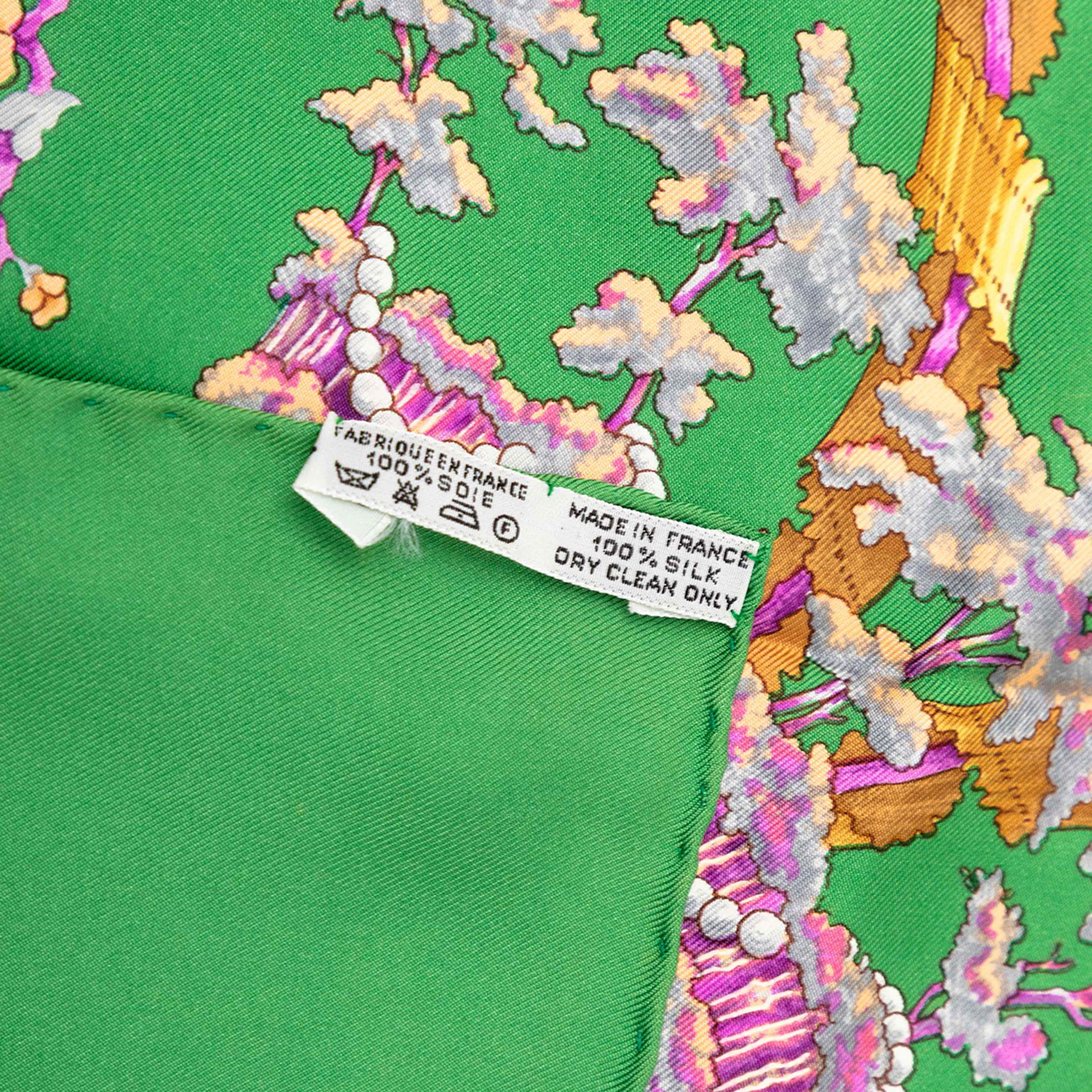 Hermès Le Sacre Du Printemps Silk Scarf 90, från Luxclusif, i färgen grön. Klicka för att öppna bilden i stort format