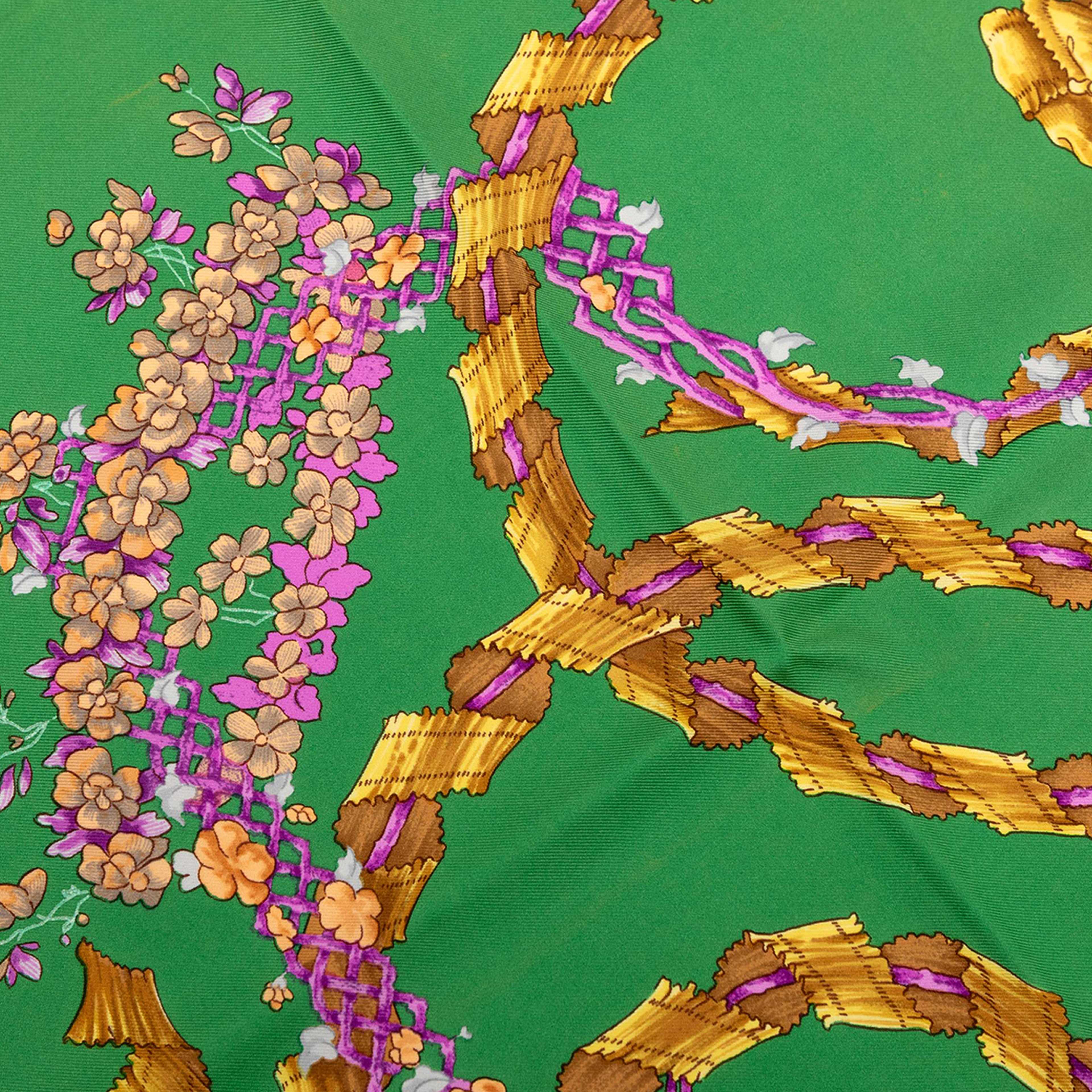 Hermès Le Sacre Du Printemps Silk Scarf 90, från Luxclusif, i färgen grön. Klicka för att öppna bilden i stort format