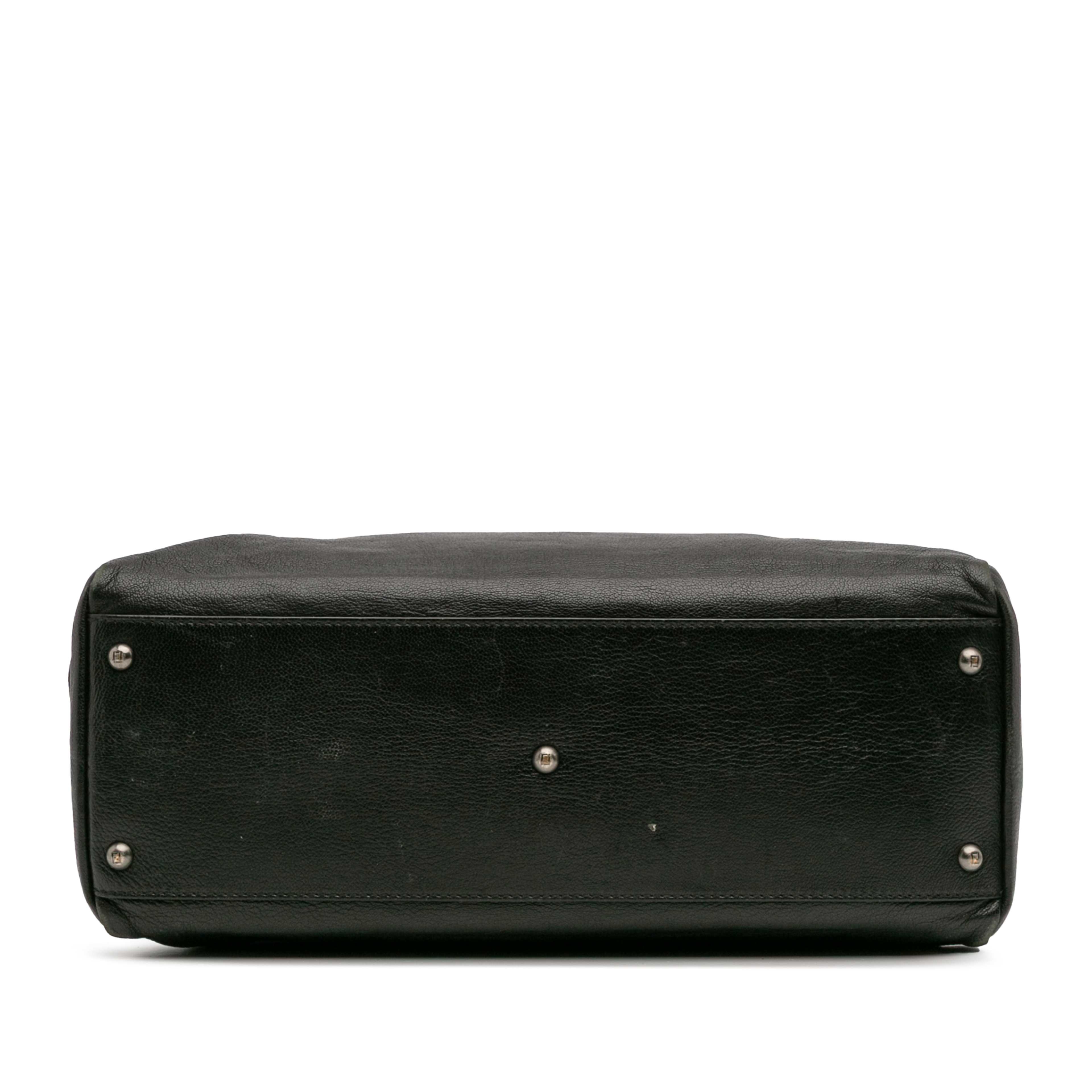 Fendi Large Goatskin Peekaboo Iconic Satchel, från Luxclusif, i färgen black. Klicka för att öppna bilden i stort format