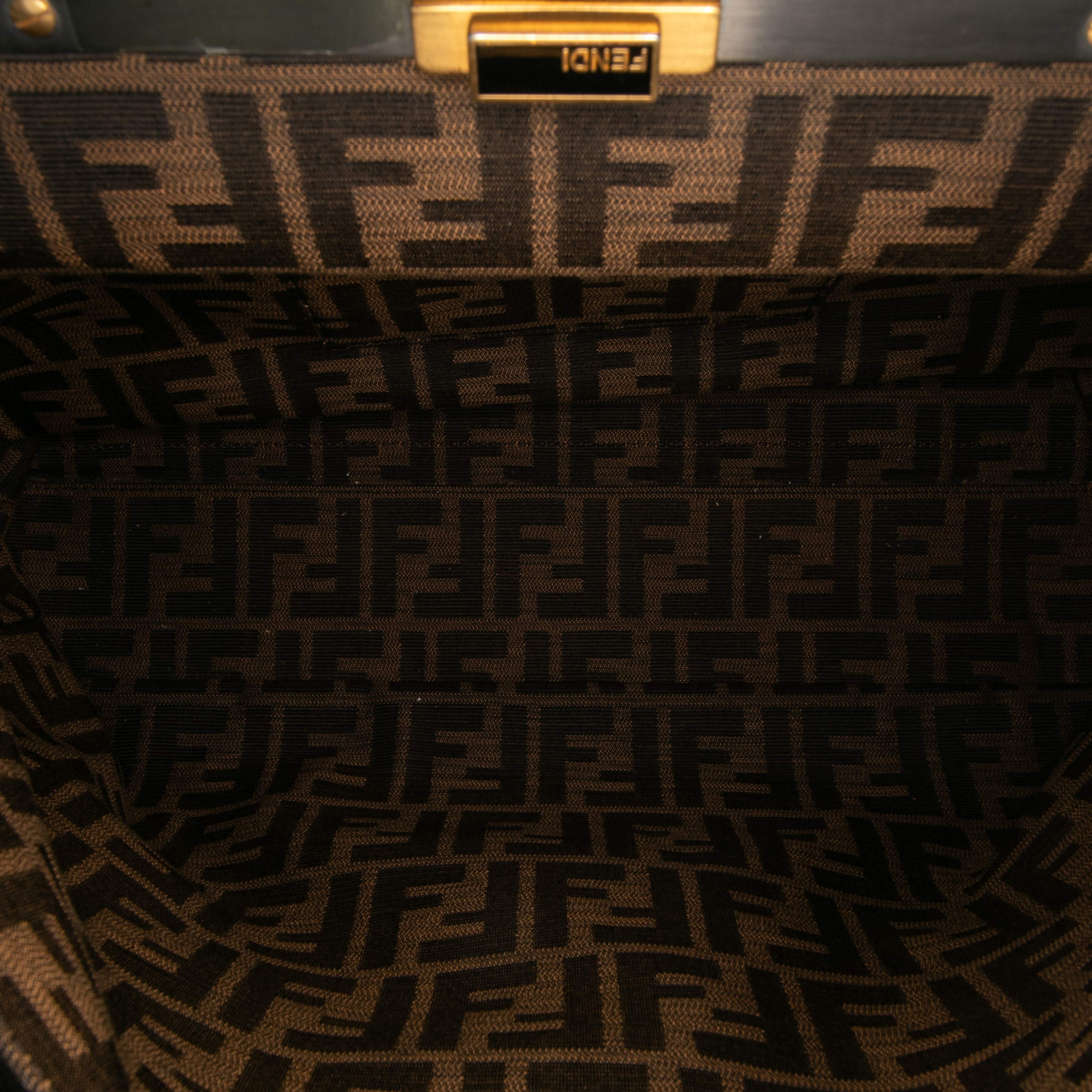 Fendi Large Goatskin Peekaboo Iconic Satchel, från Luxclusif, i färgen black. Klicka för att öppna bilden i stort format