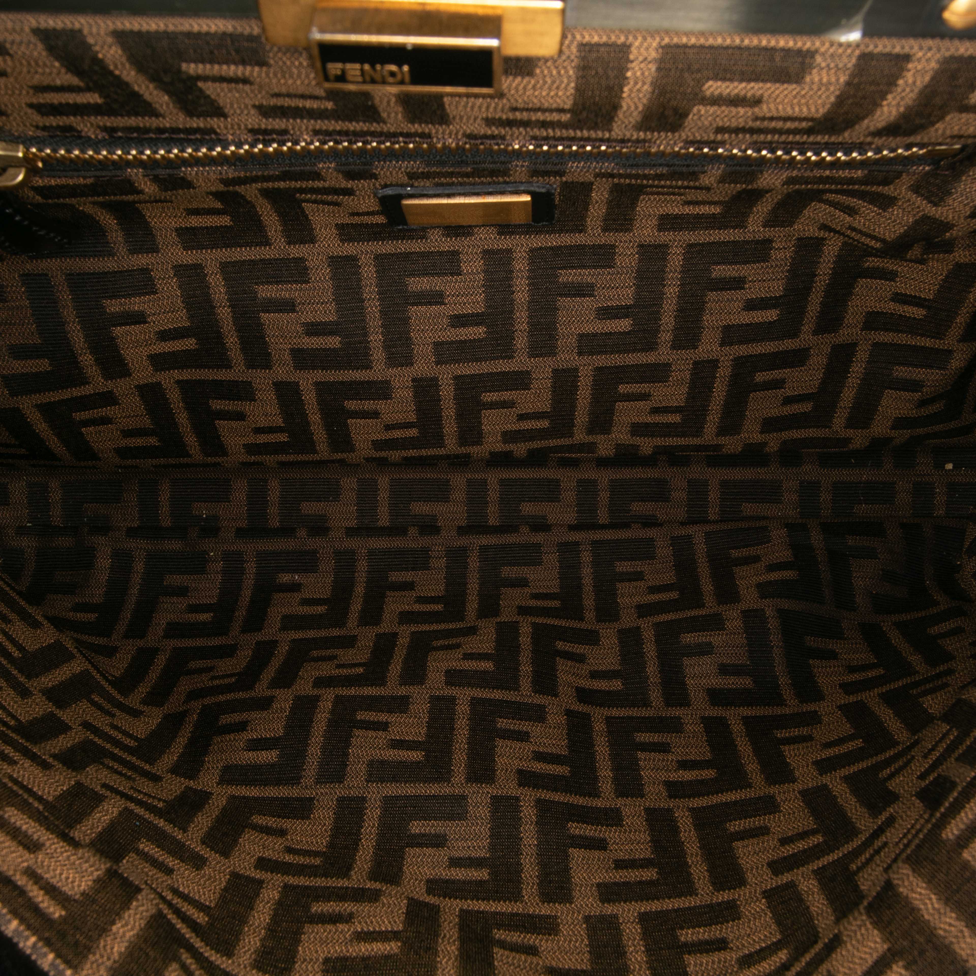 Fendi Large Goatskin Peekaboo Iconic Satchel, från Luxclusif, i färgen black. Klicka för att öppna bilden i stort format