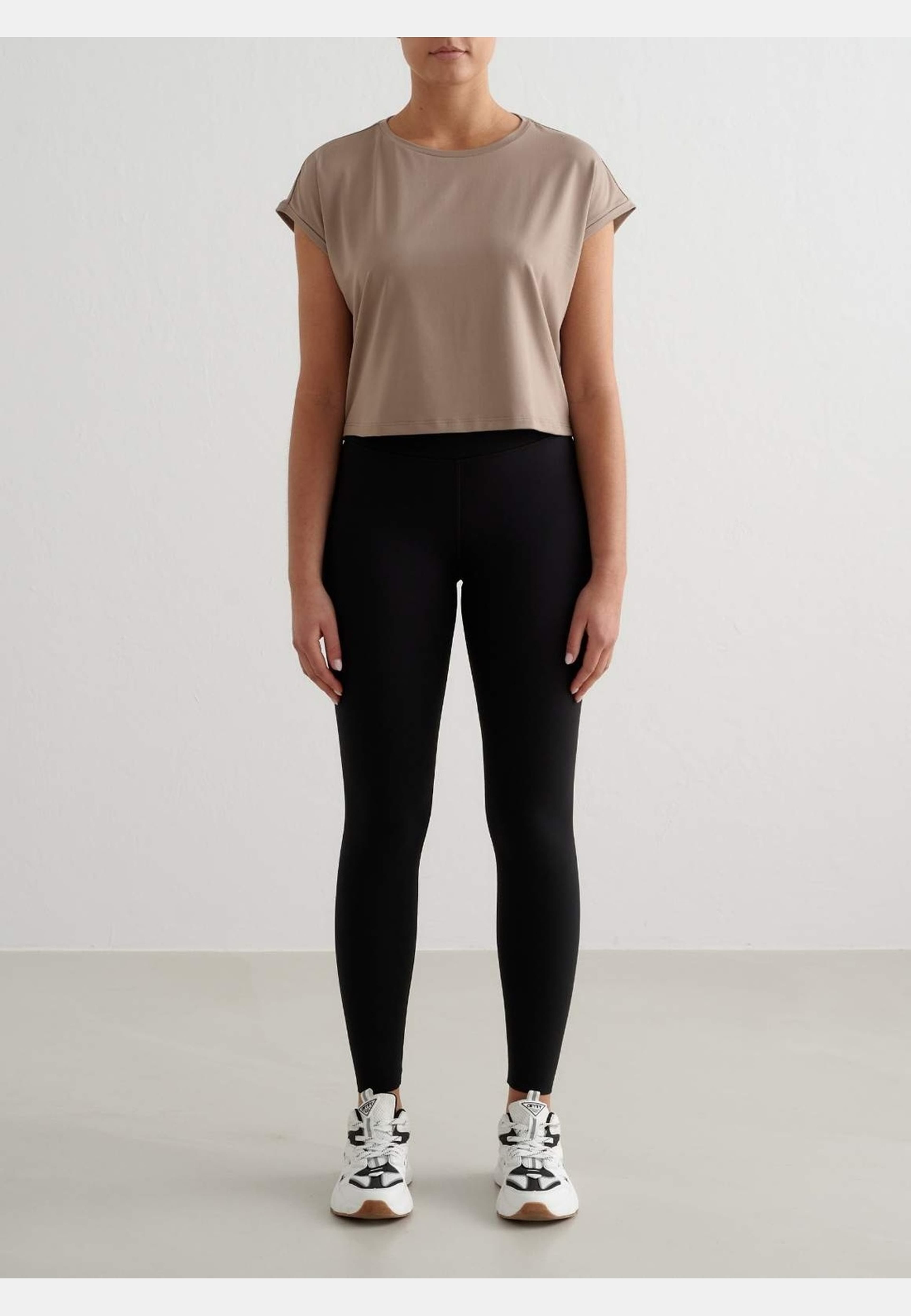 Soft Basic Roll Sleeve Top, från aim'n, i färgen espresso. Klicka för att öppna bilden i stort format