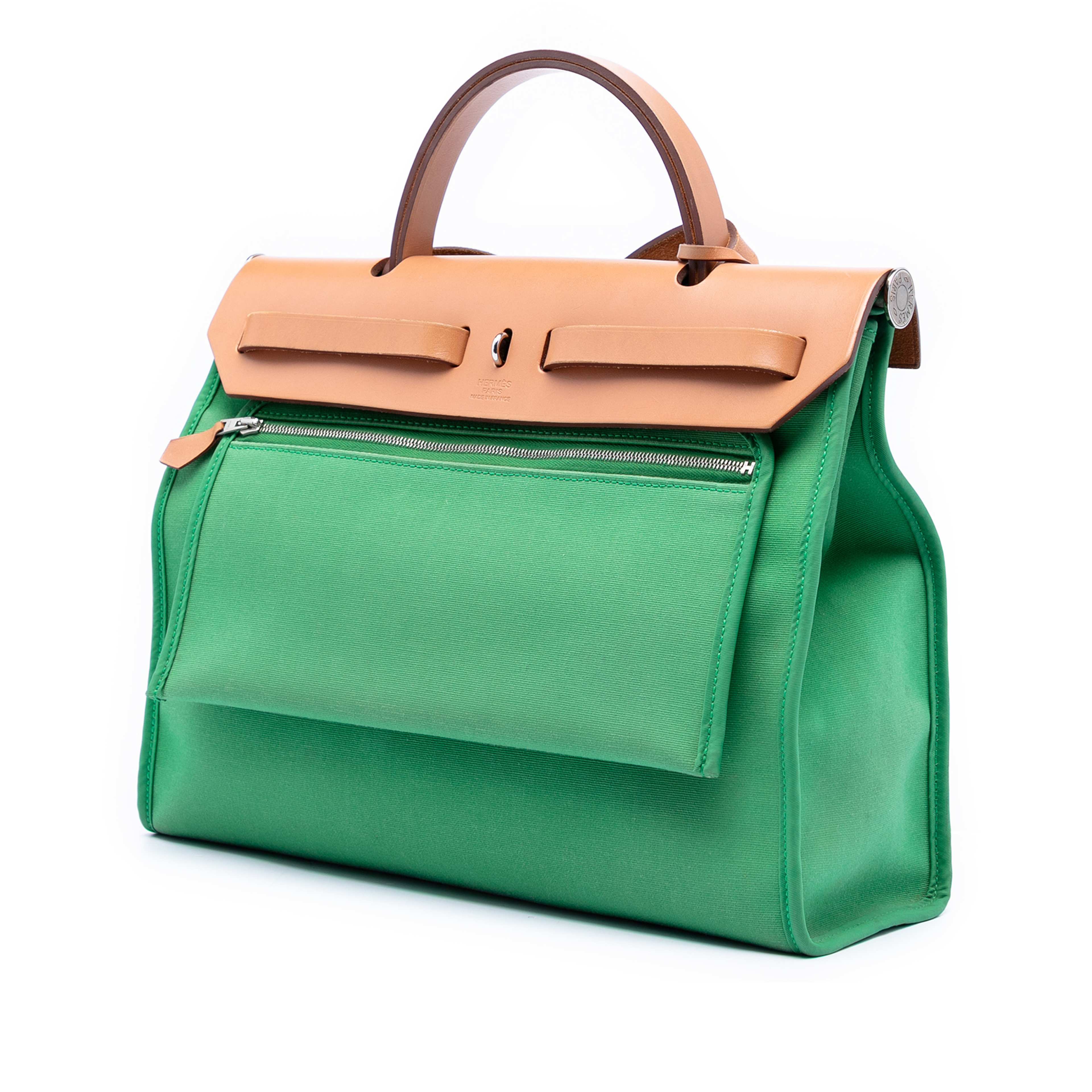 Hermès Toile Herbag Zip 31, från Luxclusif, i färgen grön. Klicka för att öppna bilden i stort format