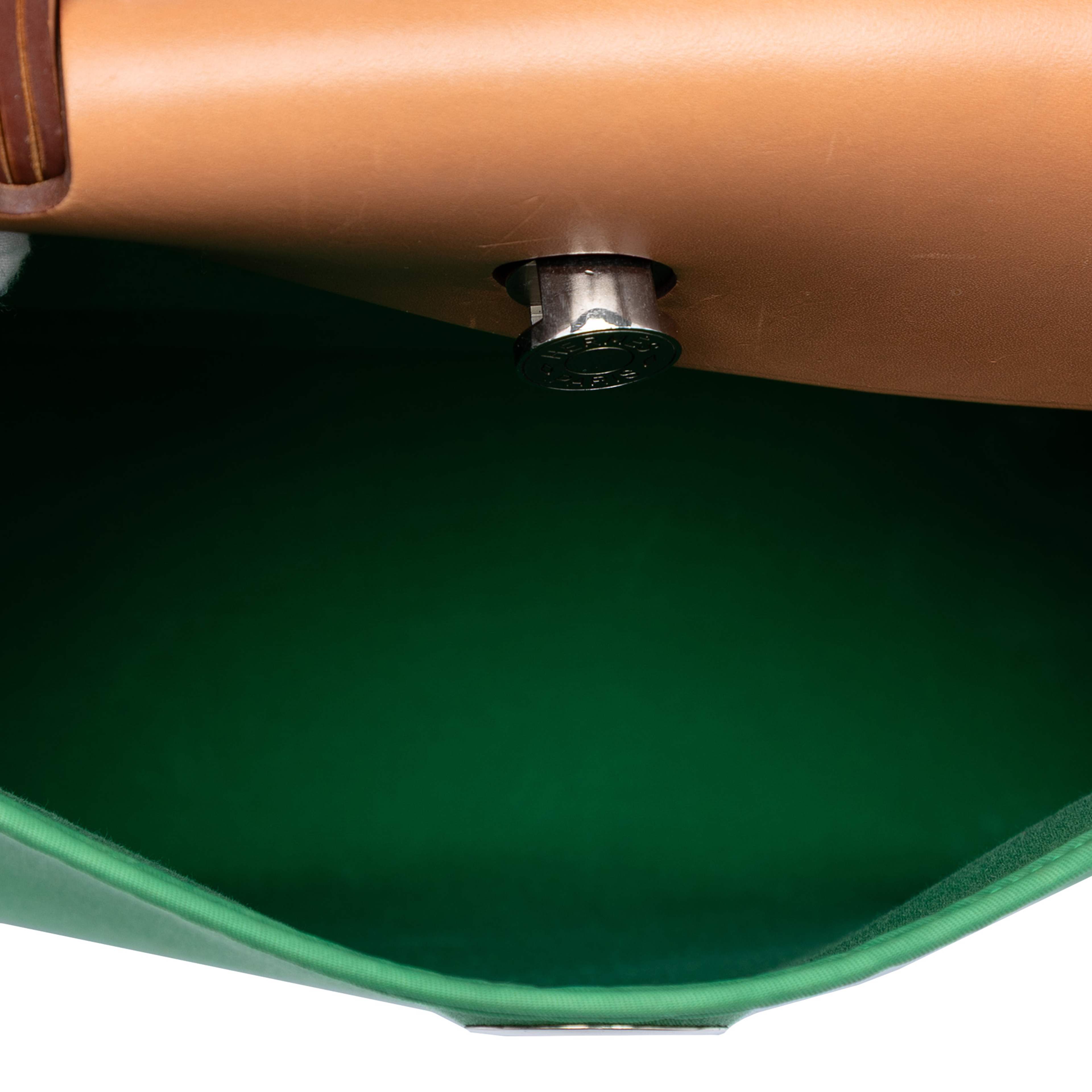 Hermès Toile Herbag Zip 31, från Luxclusif, i färgen green. Klicka för att öppna bilden i stort format