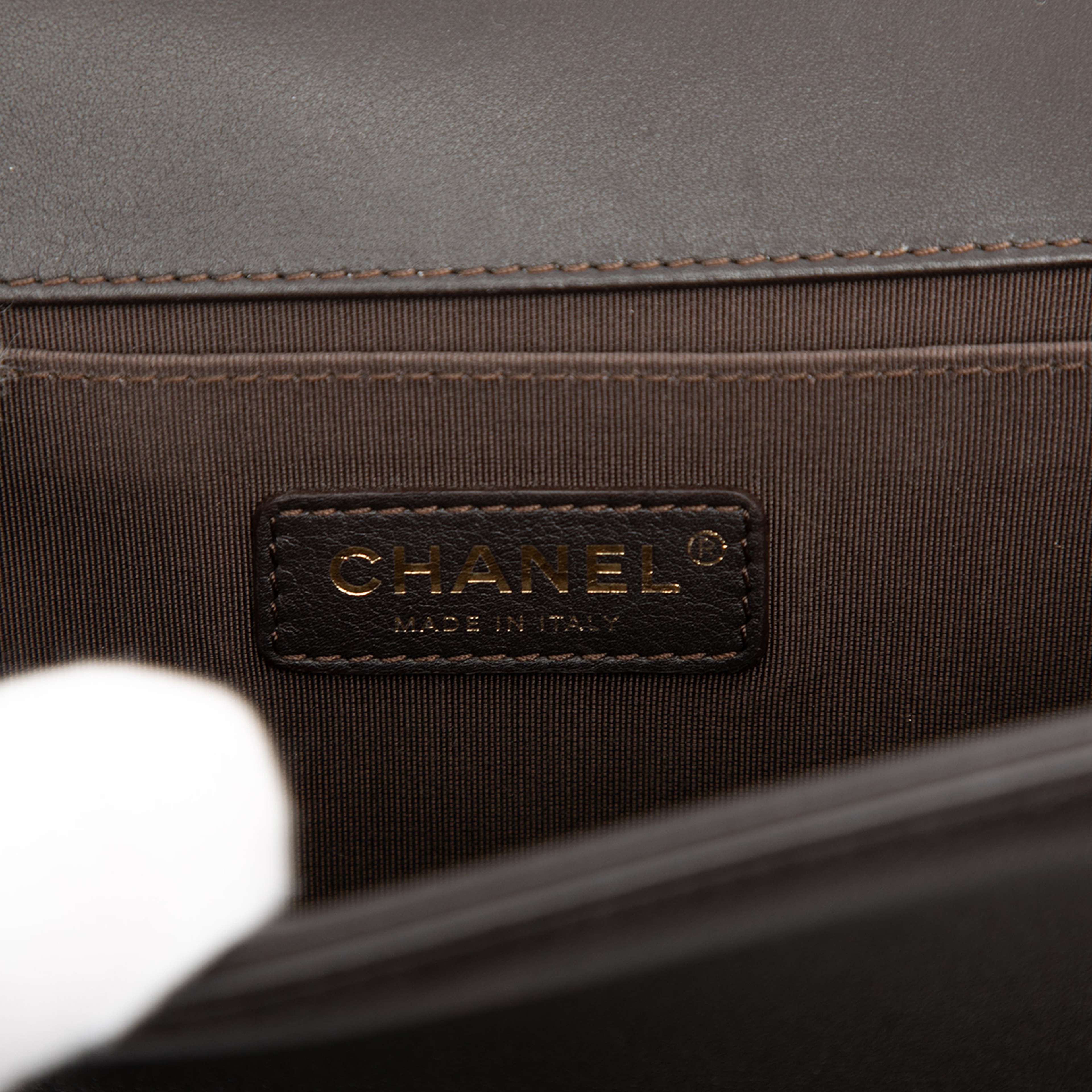 Chanel Old Medium Quilted Lambskin Boy Flap, från Luxclusif, i färgen dark brown. Klicka för att öppna bilden i stort format