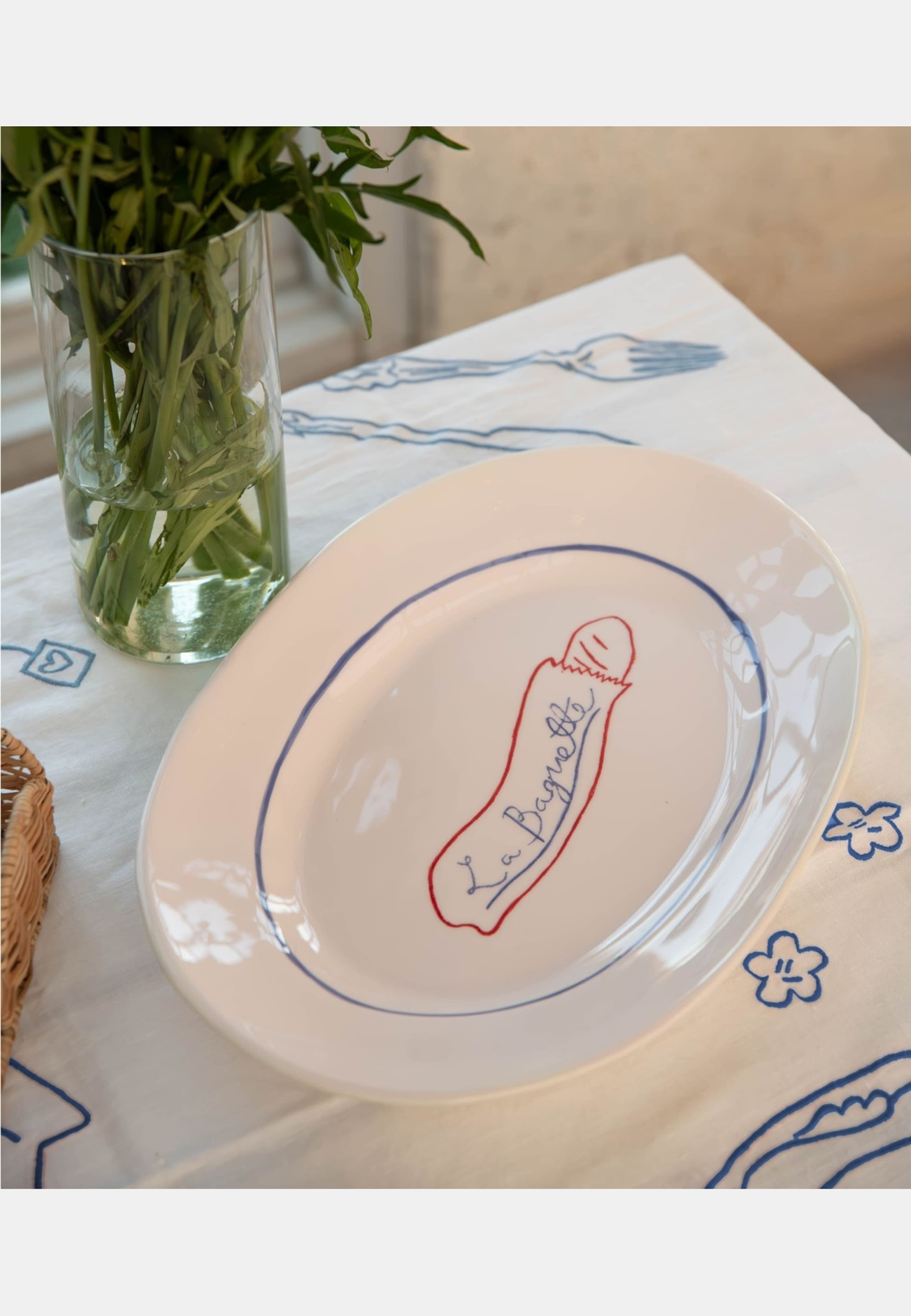 Picnic Tallrik - 28 Cm, från Pick A Poppy, i färgen red. Klicka för att öppna bilden i stort format