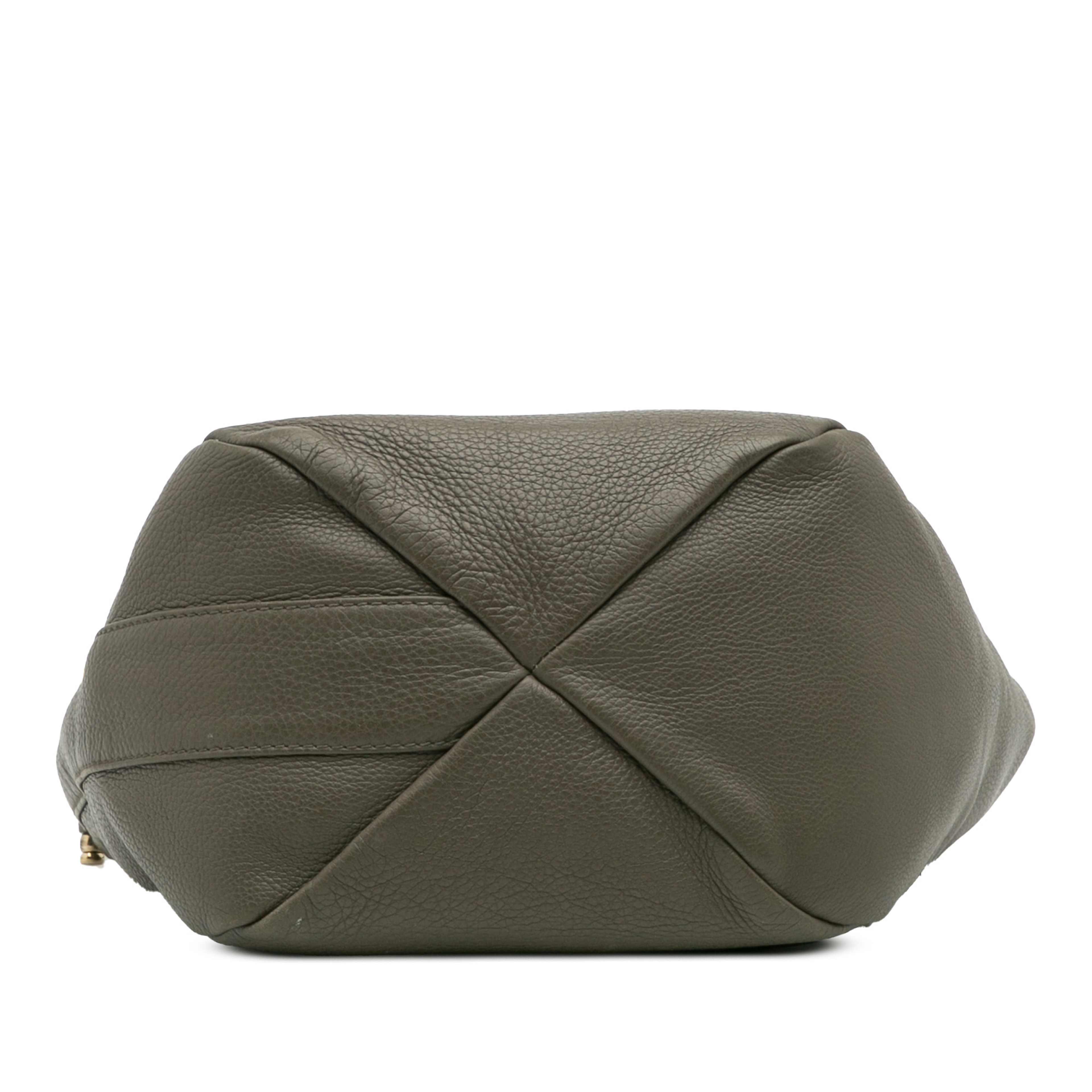Gucci Leather Greenwich Hobo, från Luxclusif, i färgen gray.