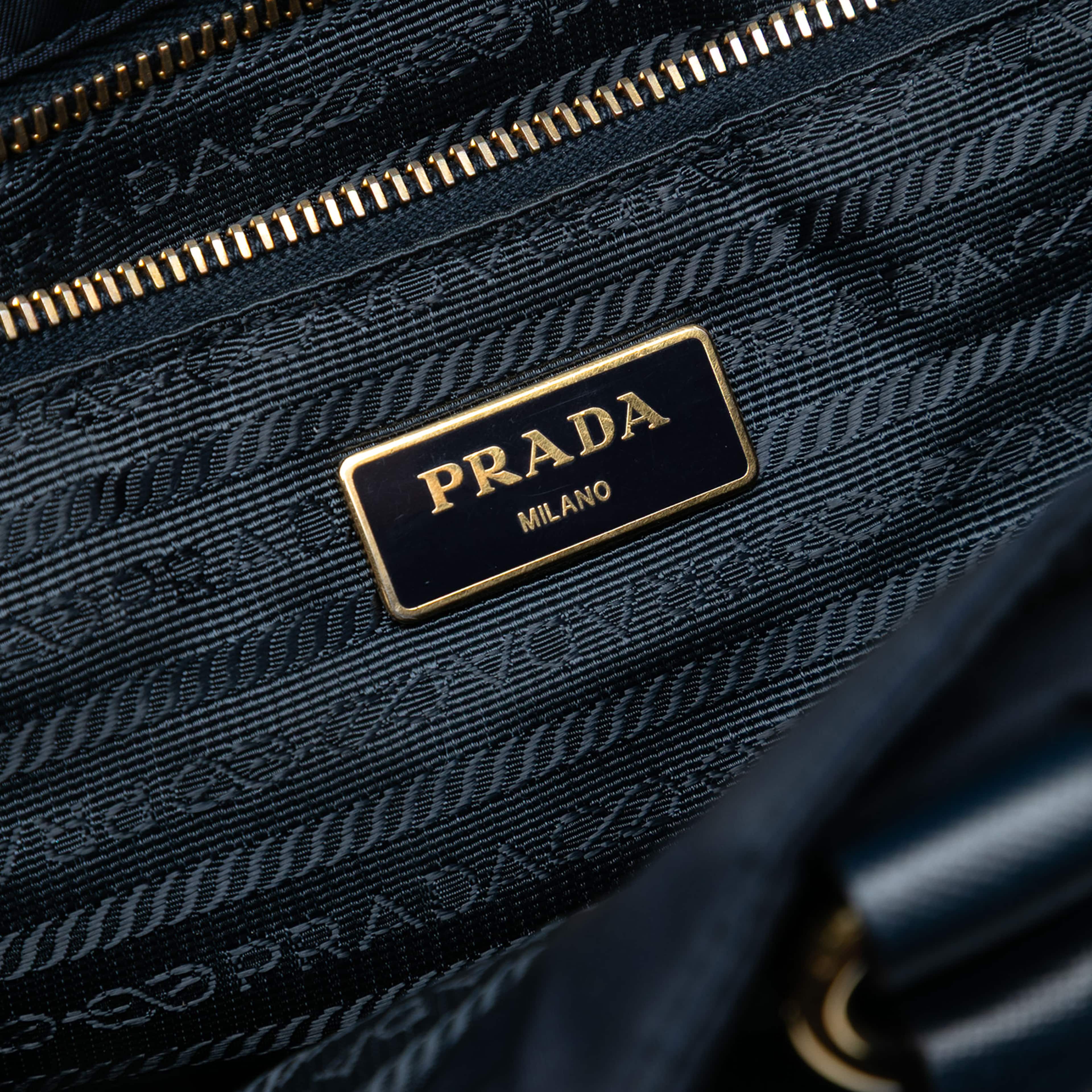 Prada Saffiano Trimmed Tessuto Satchel, från Luxclusif, i färgen navy. Klicka för att öppna bilden i stort format
