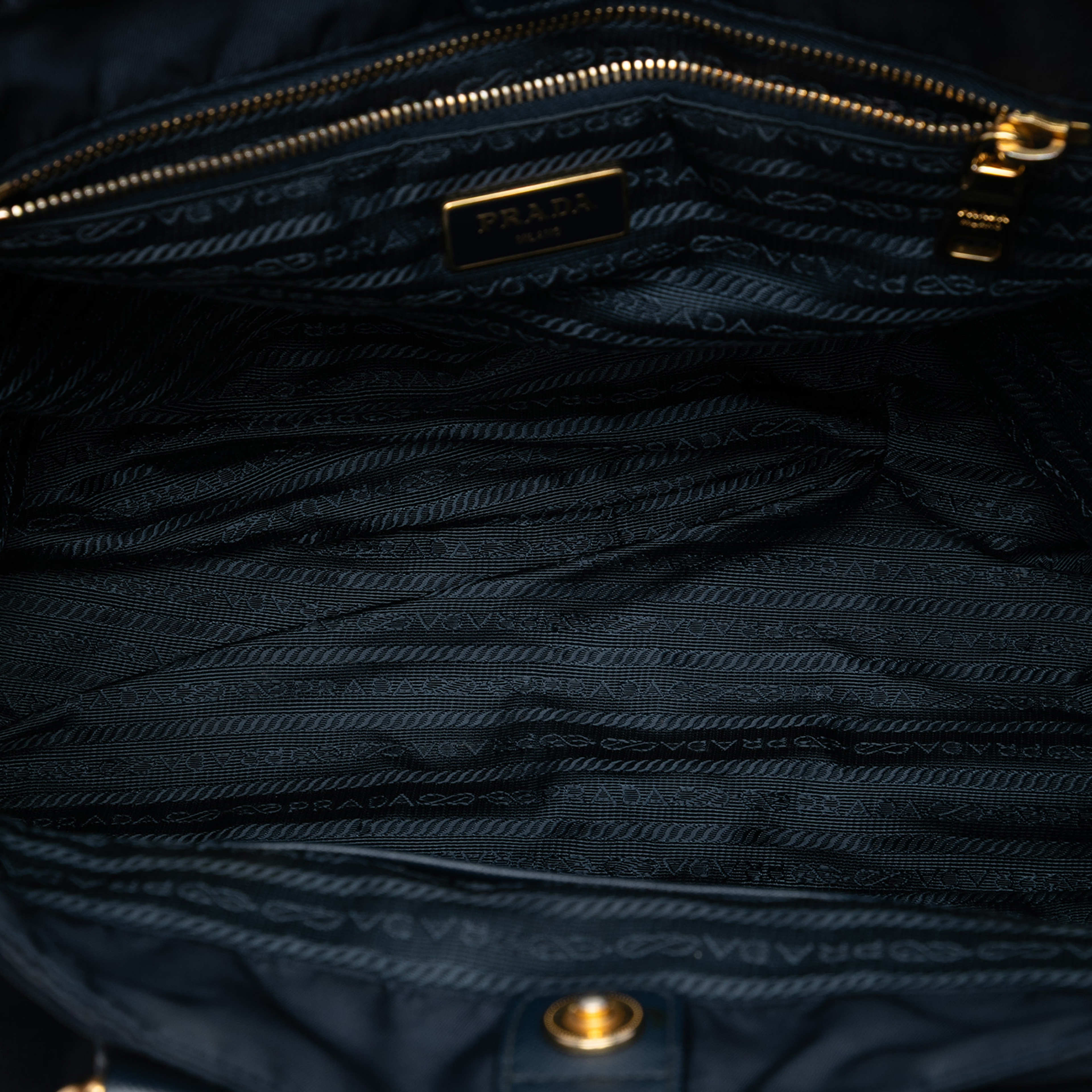 Prada Saffiano Trimmed Tessuto Satchel, från Luxclusif, i färgen navy. Klicka för att öppna bilden i stort format