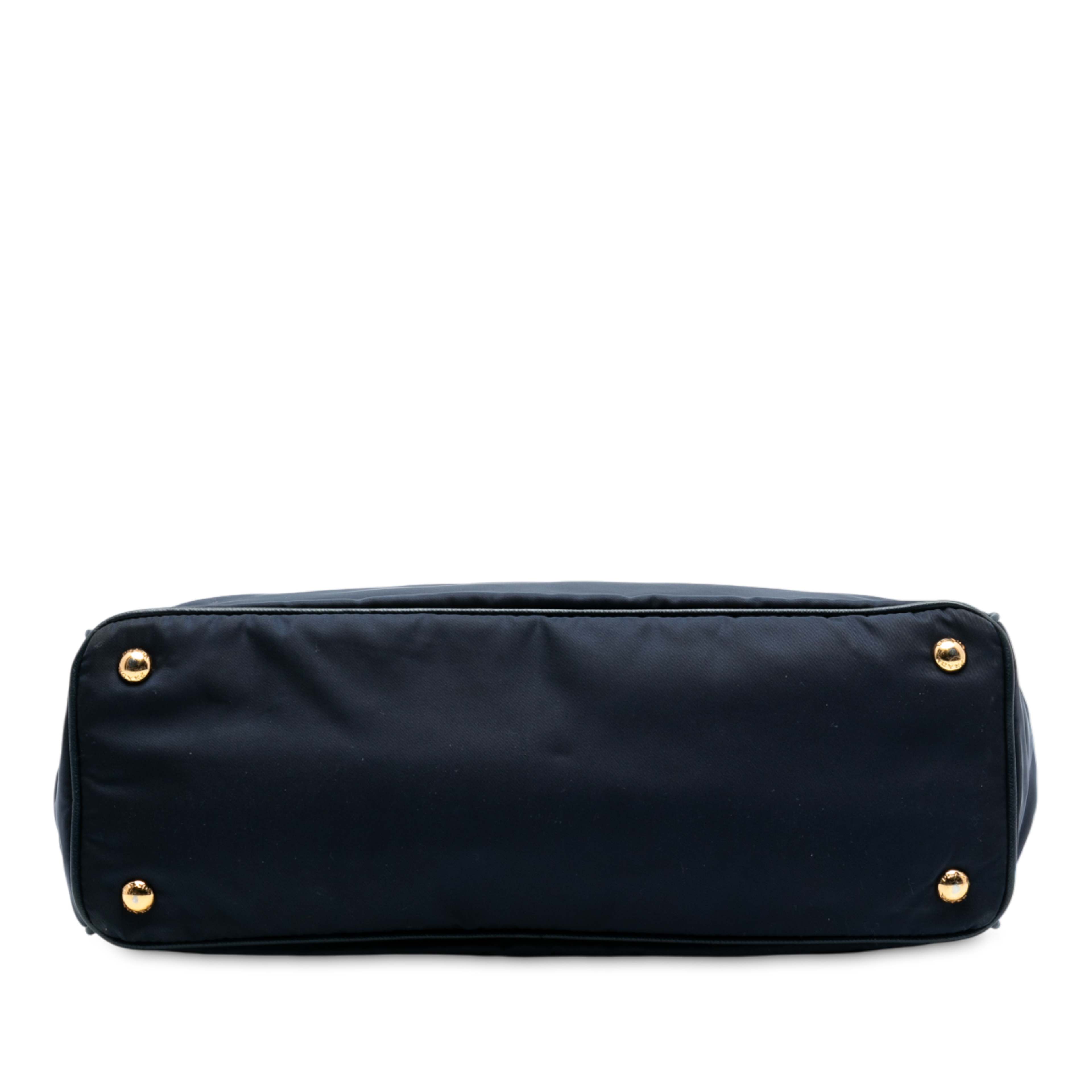 Prada Saffiano Trimmed Tessuto Satchel, från Luxclusif, i färgen navy. Klicka för att öppna bilden i stort format