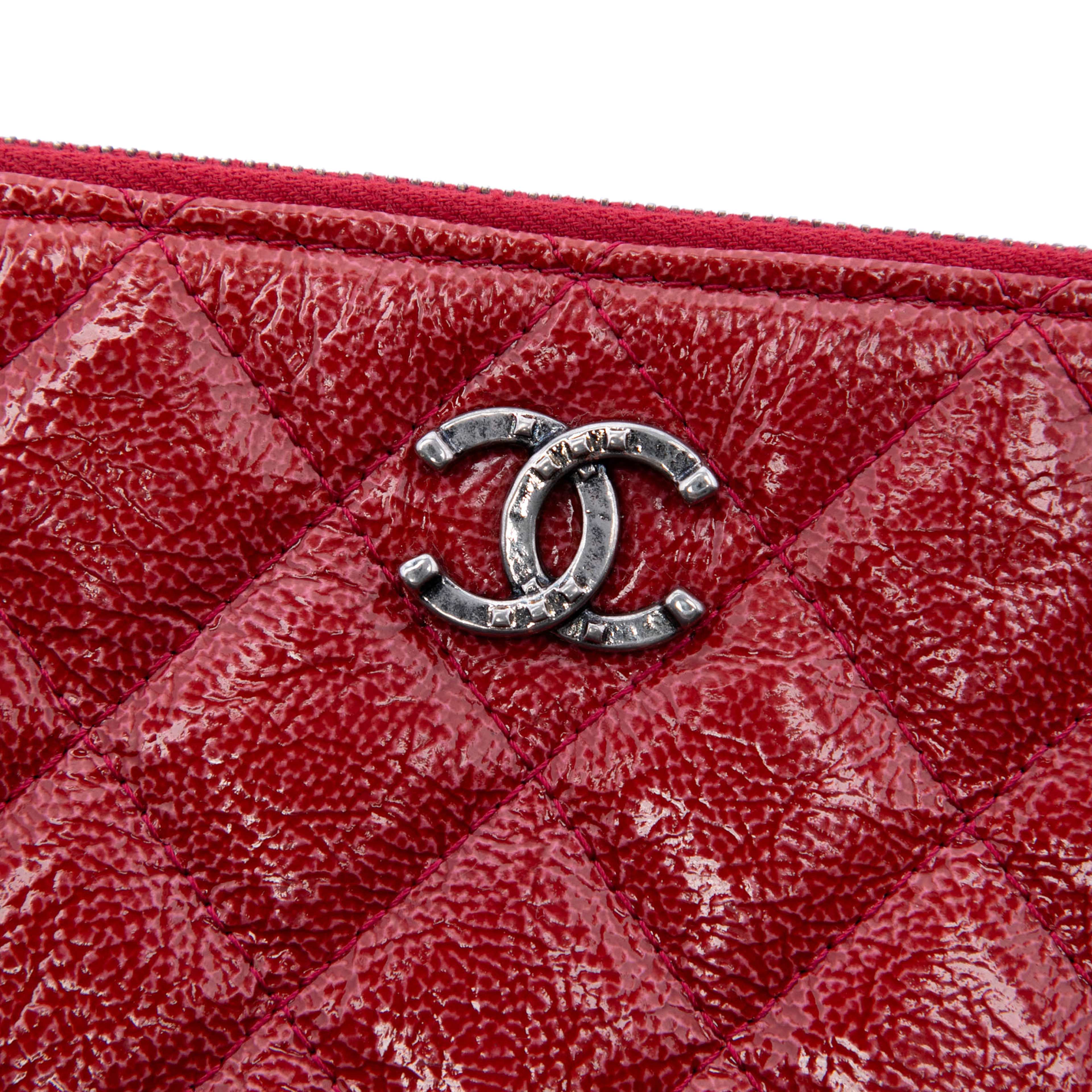 Chanel Large Quilted Patent O Case Clutch, från Luxclusif, i färgen red. Klicka för att öppna bilden i stort format