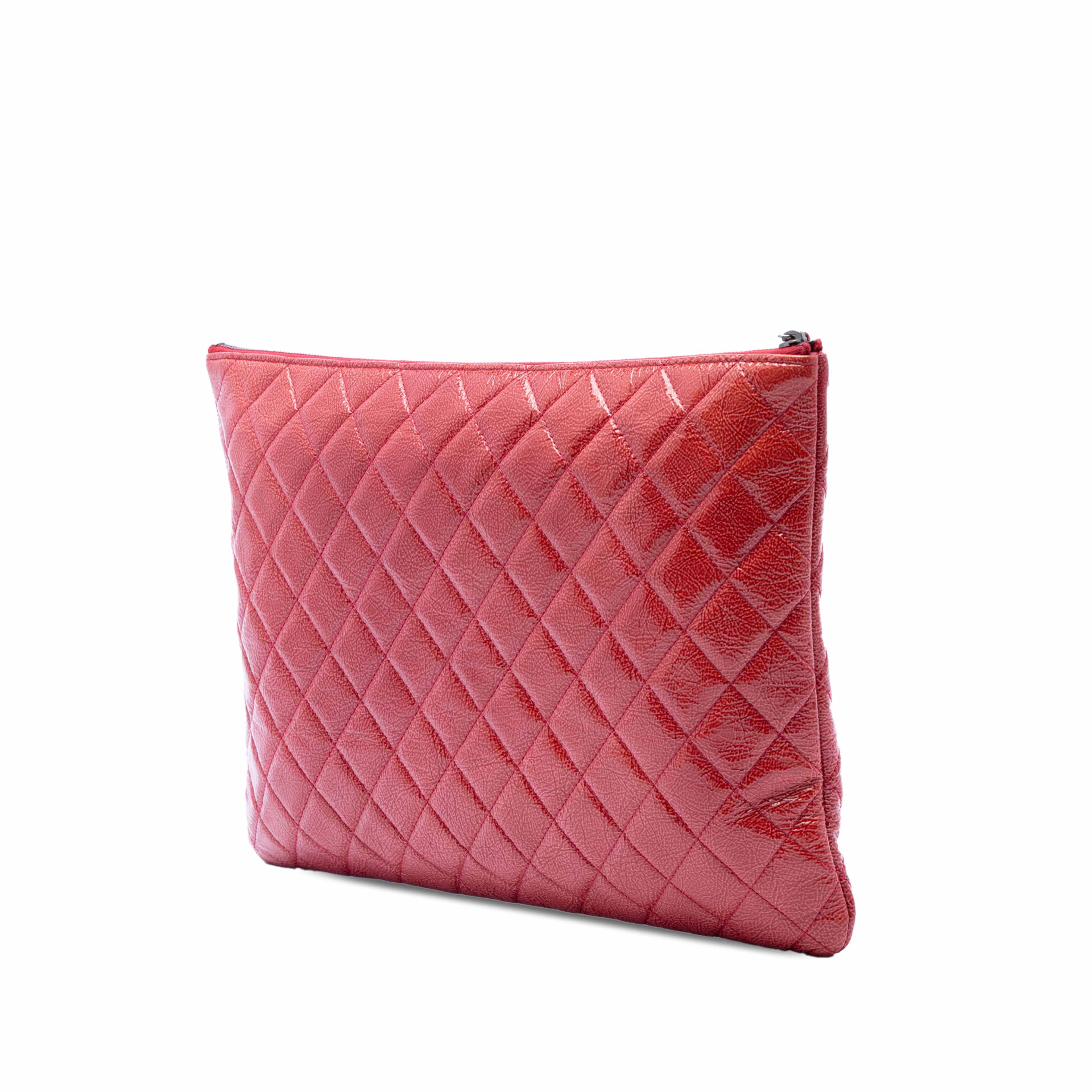 Chanel Large Quilted Patent O Case Clutch, från Luxclusif, i färgen red. Klicka för att öppna bilden i stort format