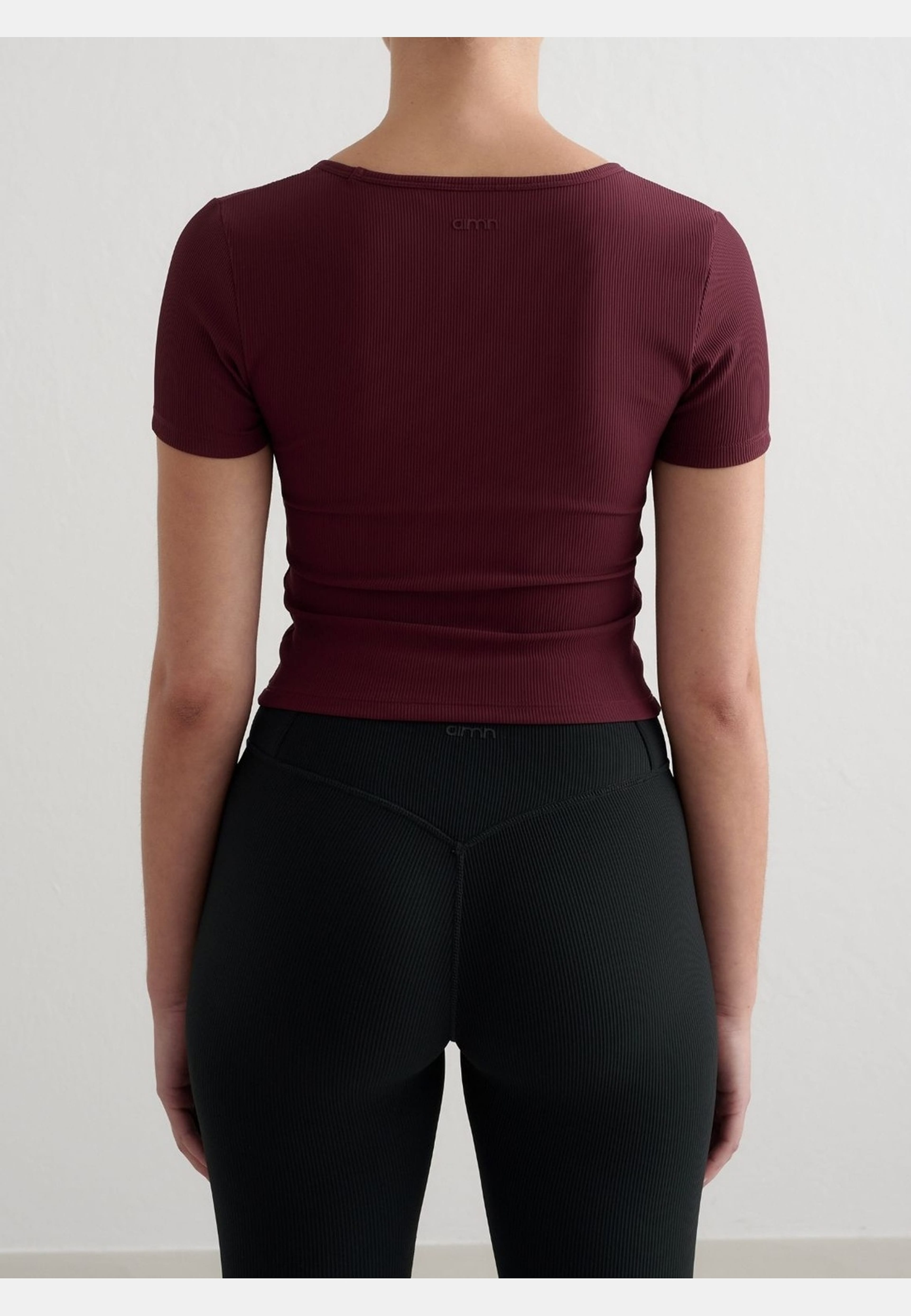 Ribbed Performance Short Sleeve, från aim'n, i färgen cherry. Klicka för att öppna bilden i stort format