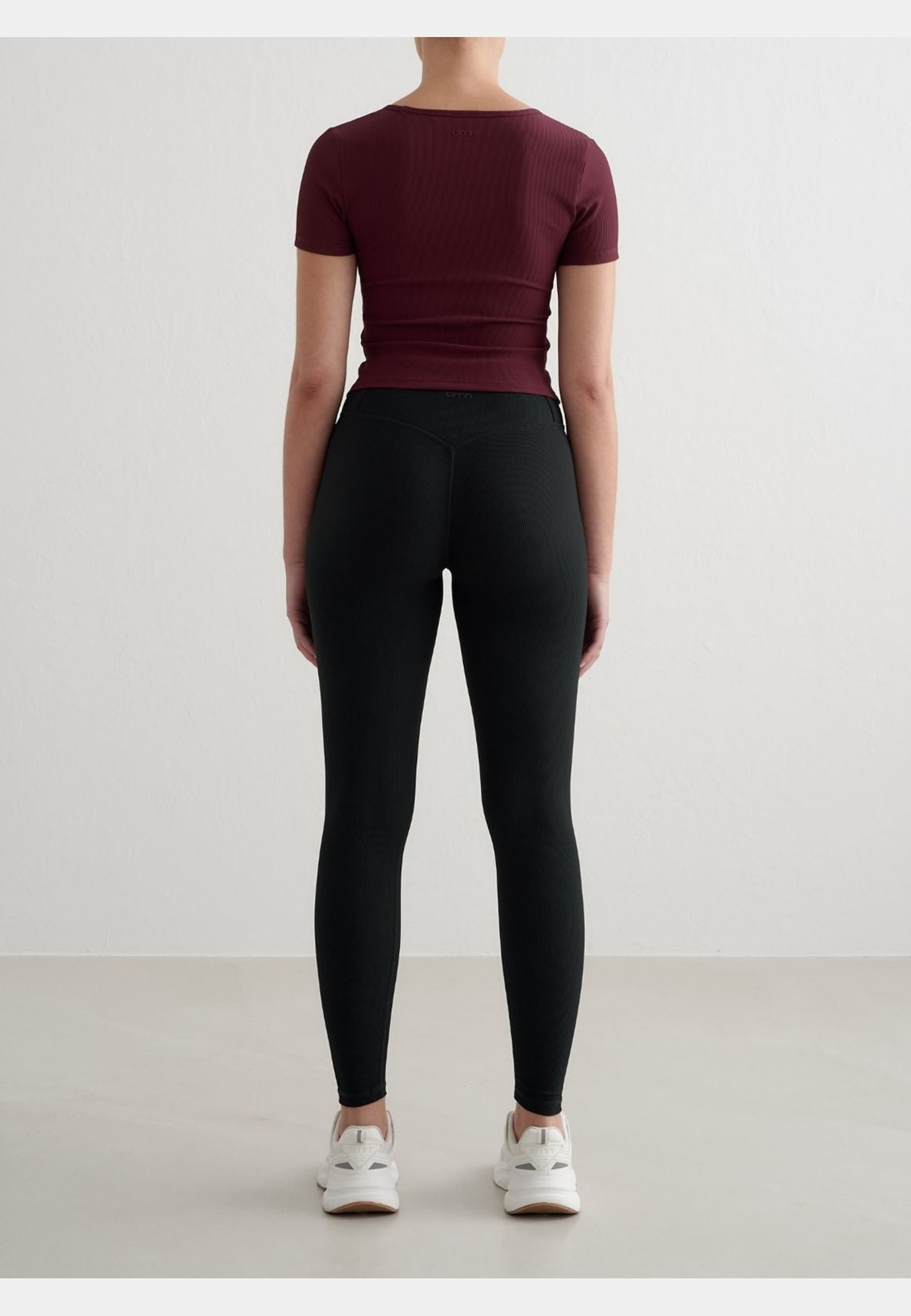 Ribbed Performance Short Sleeve, från aim'n, i färgen cherry. Klicka för att öppna bilden i stort format