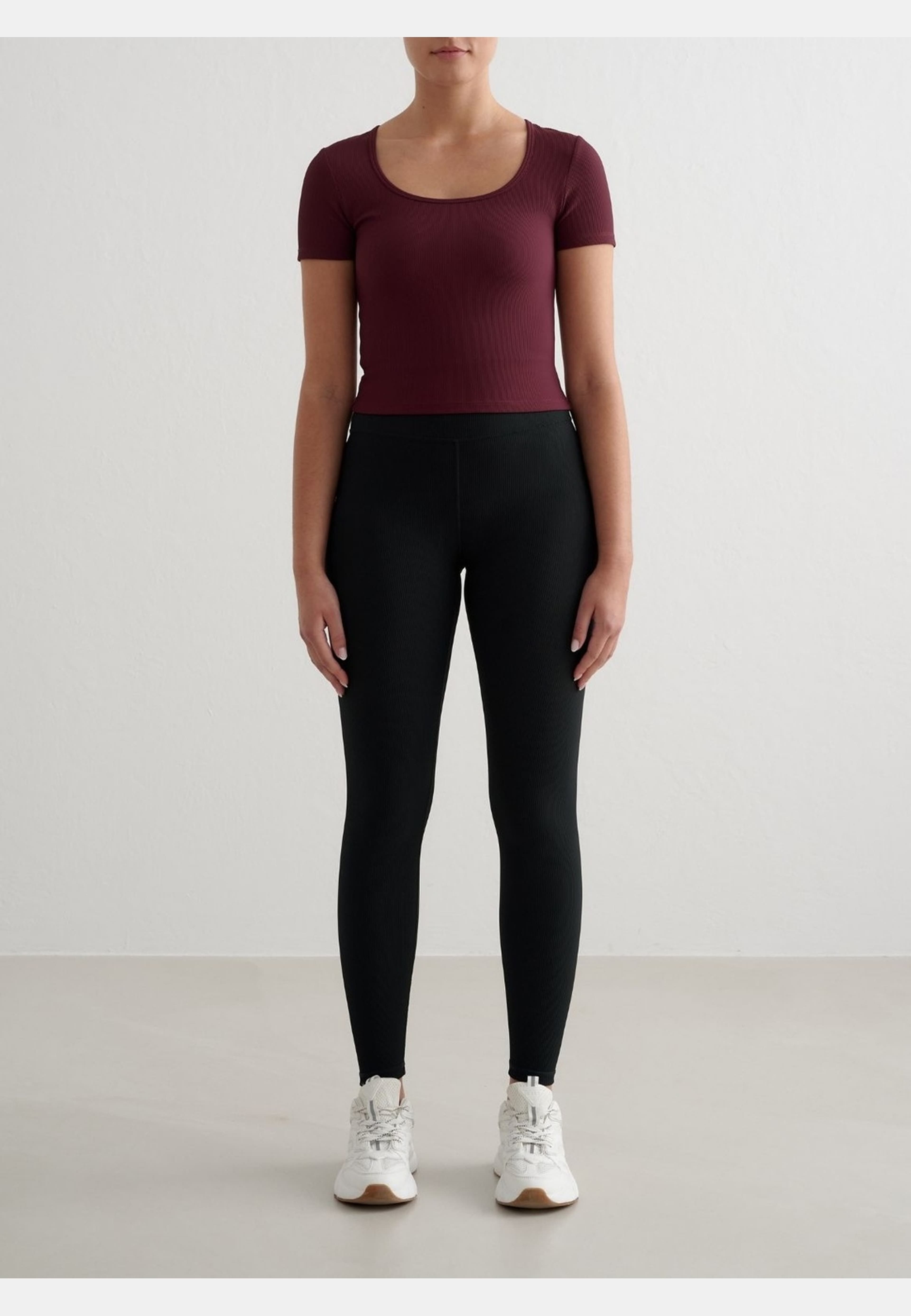 Ribbed Performance Short Sleeve, från aim'n, i färgen cherry. Klicka för att öppna bilden i stort format