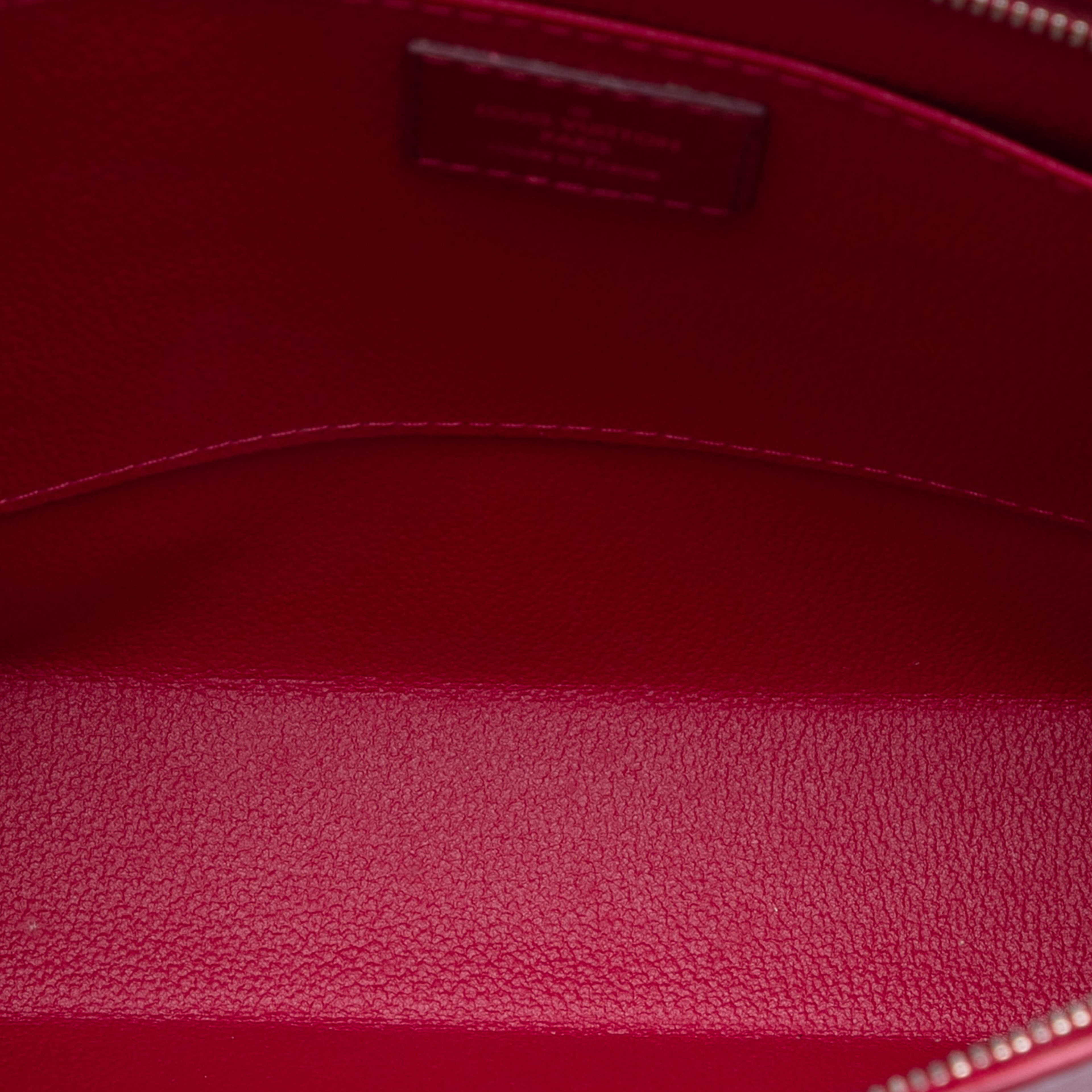Louis Vuitton Epi Toiletry Pouch 26, från Luxclusif, i färgen dark pink. Klicka för att öppna bilden i stort format