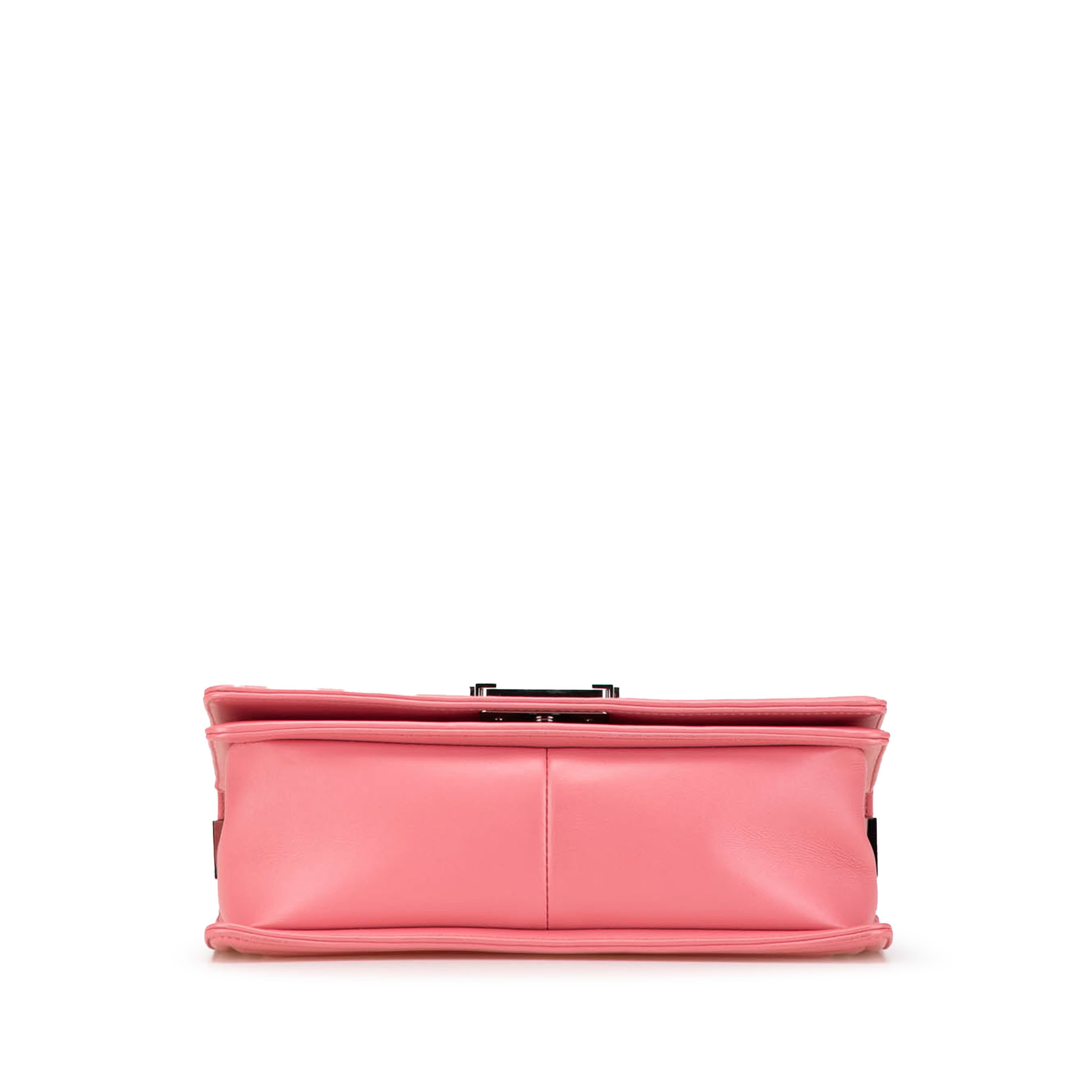 Chanel Old Medium Chevron Lambskin Boy Flap, från Luxclusif, i färgen rosa. Klicka för att öppna bilden i stort format