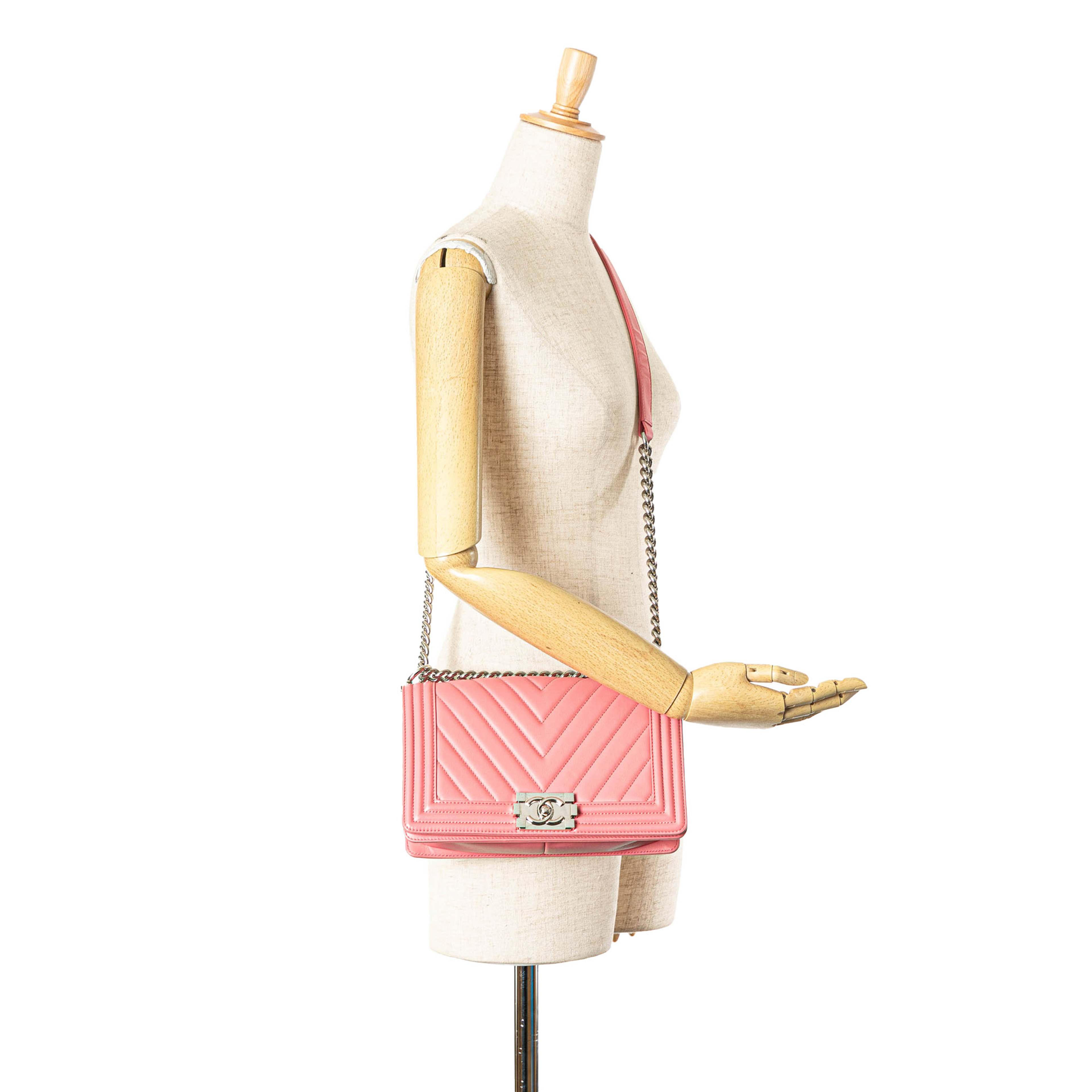 Chanel Old Medium Chevron Lambskin Boy Flap, från Luxclusif, i färgen rosa. Klicka för att öppna bilden i stort format
