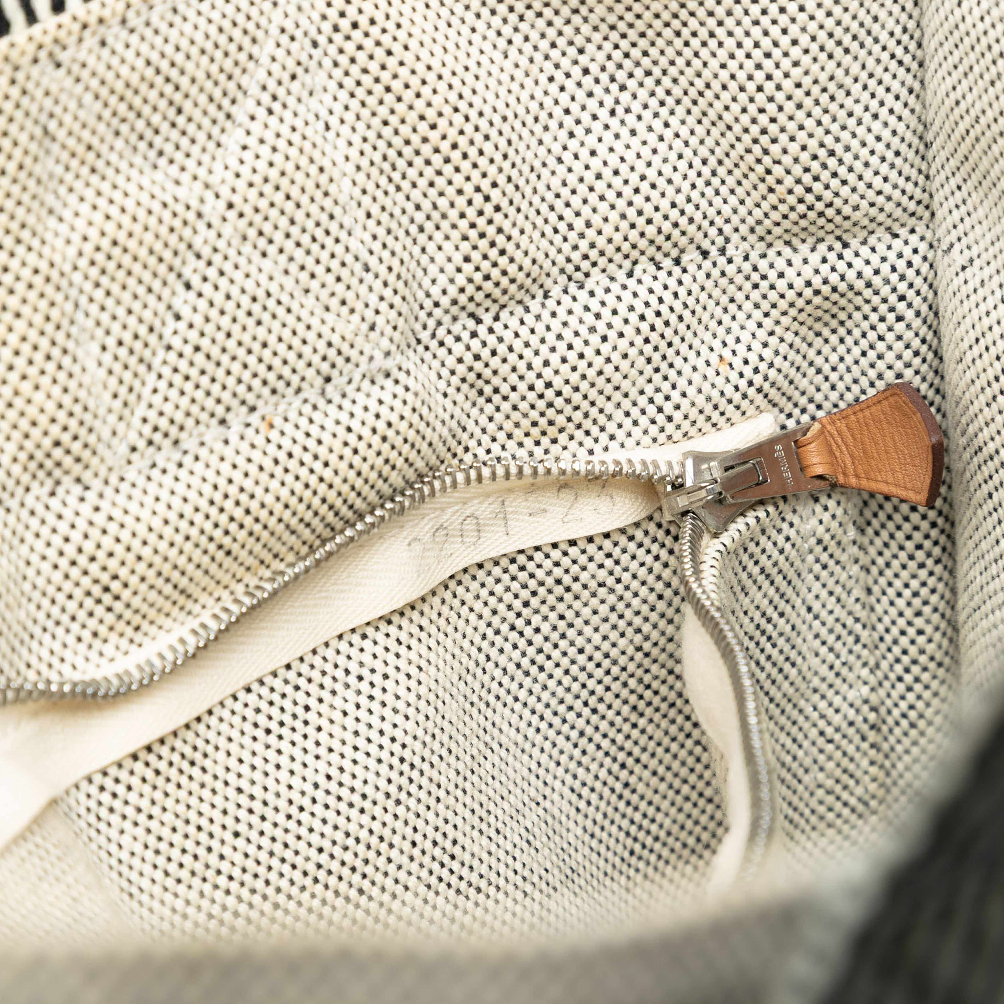 Hermès Canvas Fourre Tout Pm, från Luxclusif, i färgen gray. Klicka för att öppna bilden i stort format