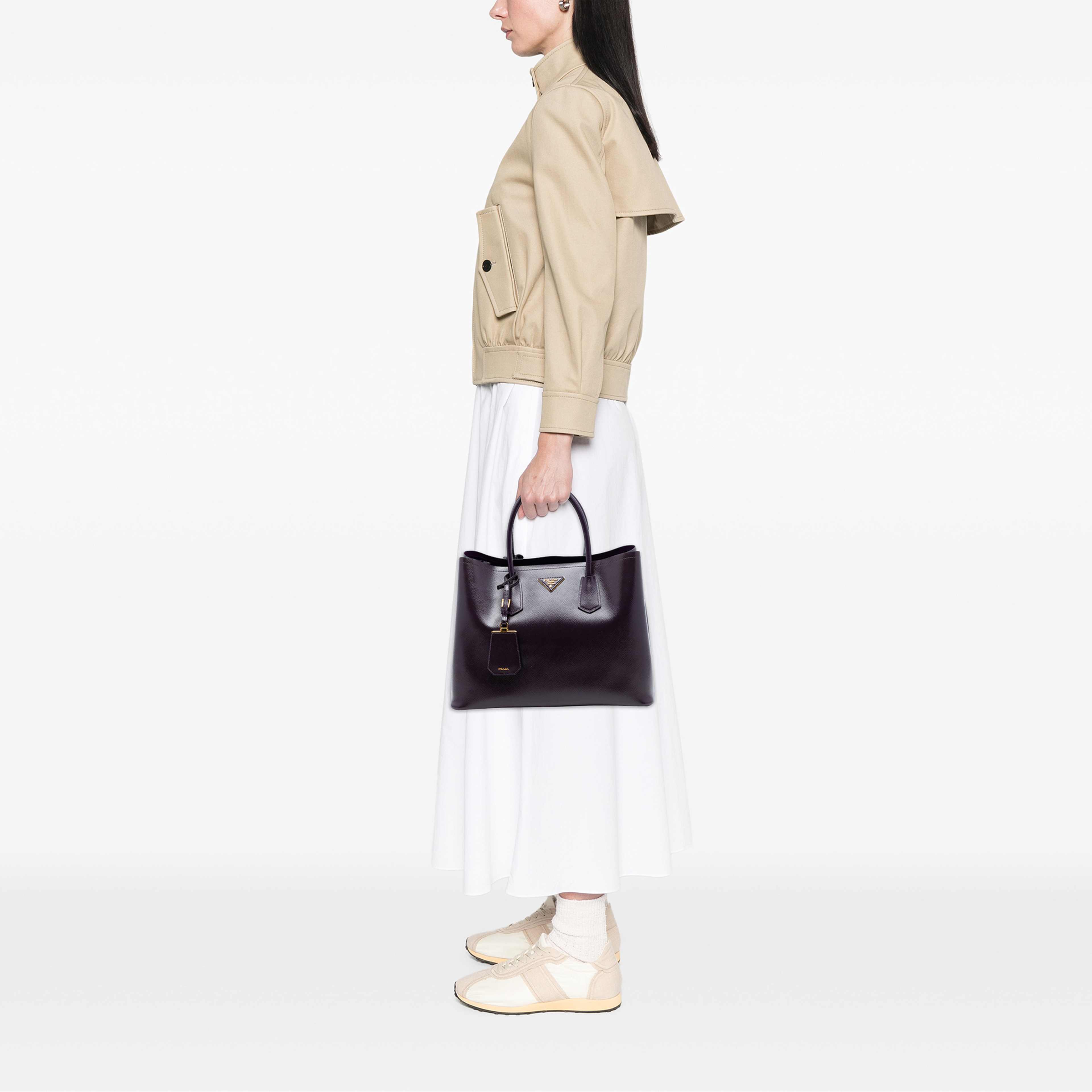 Prada Medium Saffiano Cuir Double Satchel, från Luxclusif, i färgen purpur. Klicka för att öppna bilden i stort format