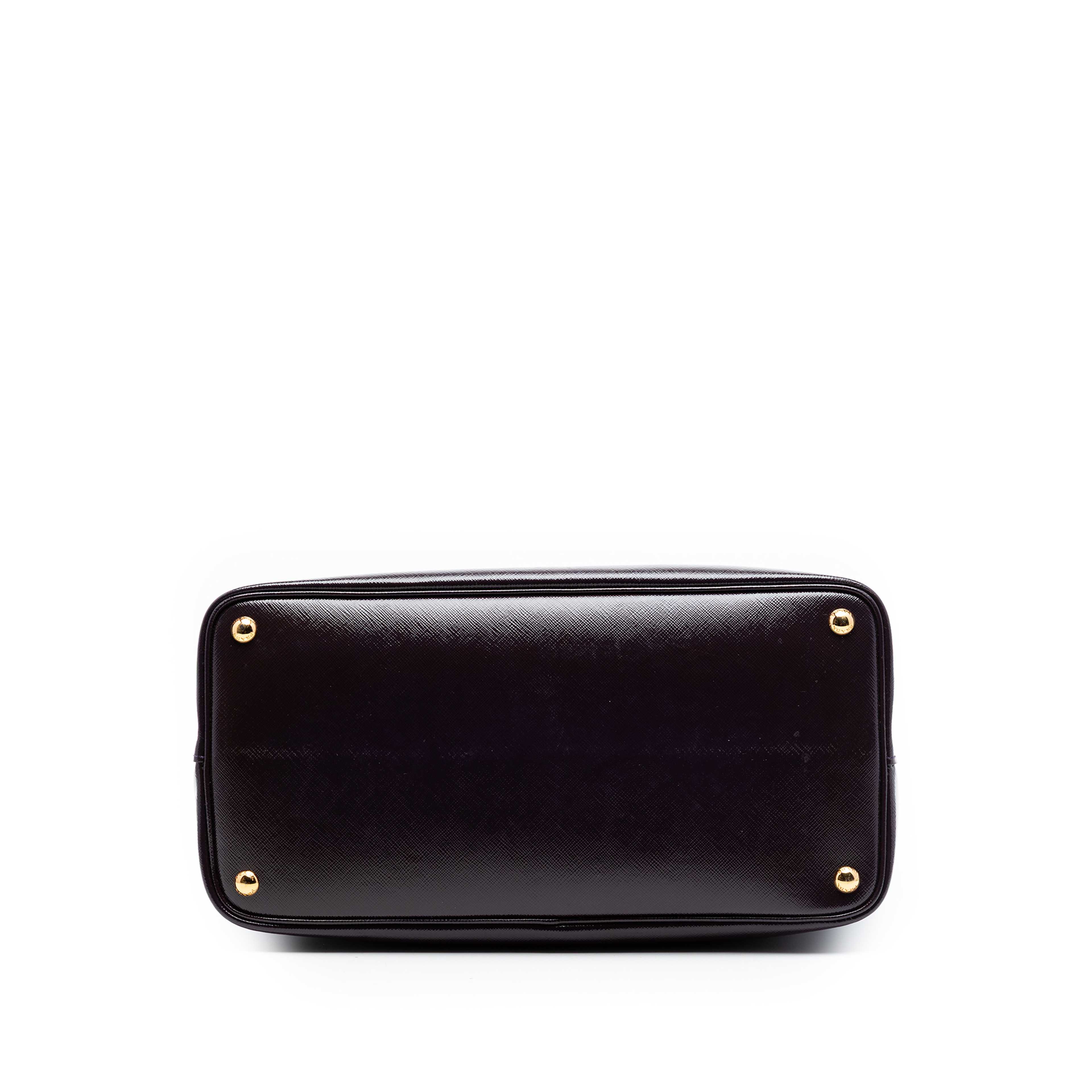 Prada Medium Saffiano Cuir Double Satchel, från Luxclusif, i färgen purpur. Klicka för att öppna bilden i stort format