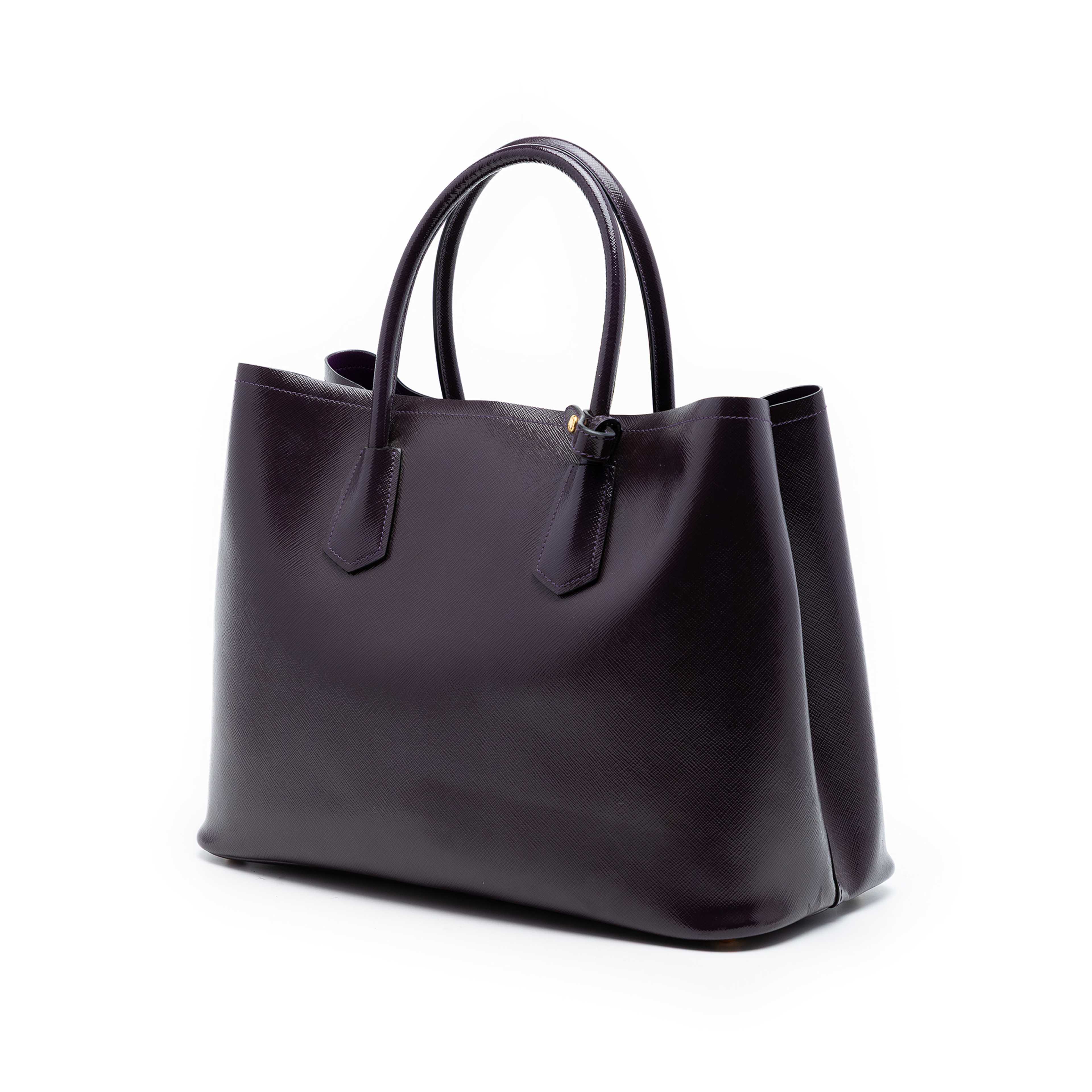 Prada Medium Saffiano Cuir Double Satchel, från Luxclusif, i färgen purpur. Klicka för att öppna bilden i stort format