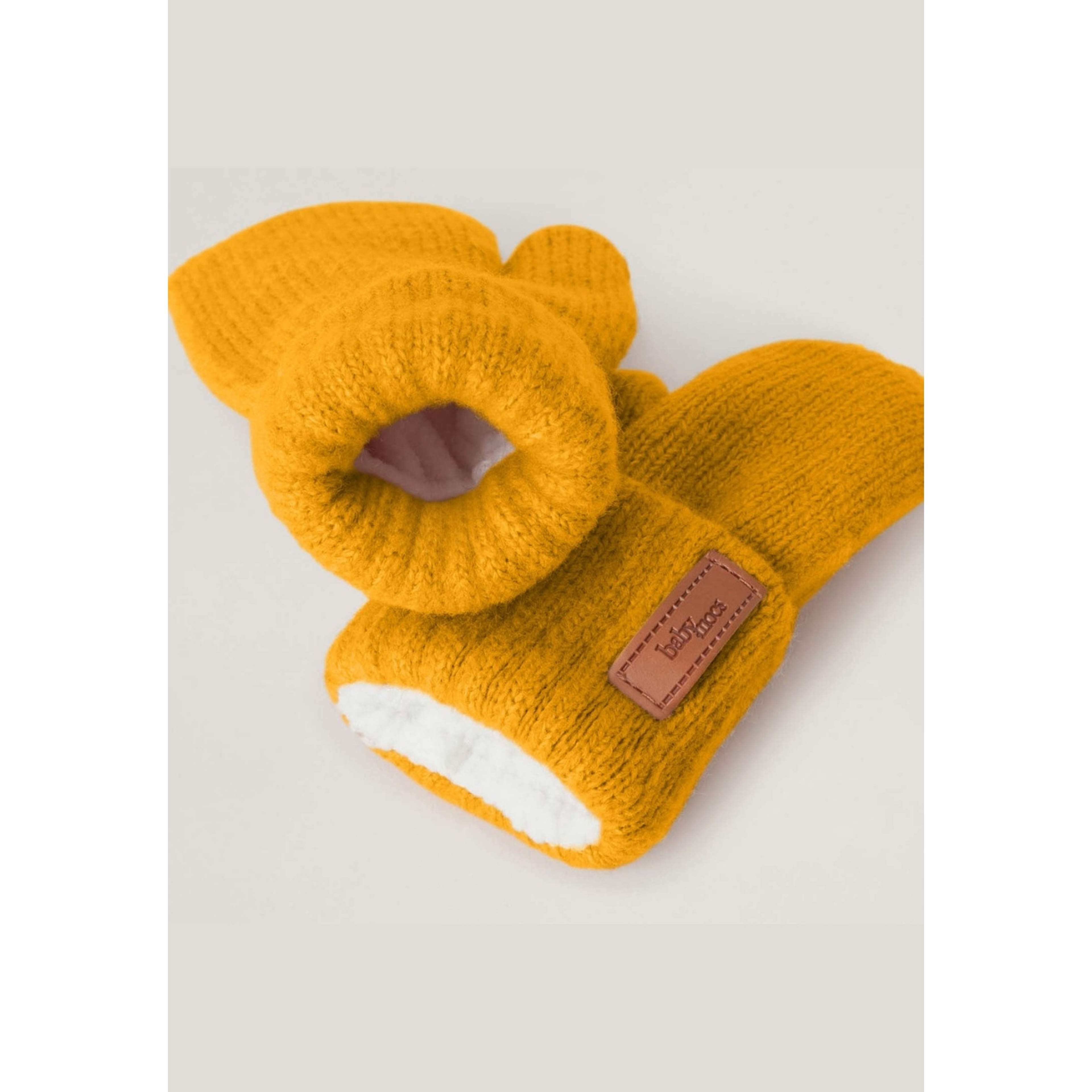 Mittens, från BabyMocs, i färgen mustard.