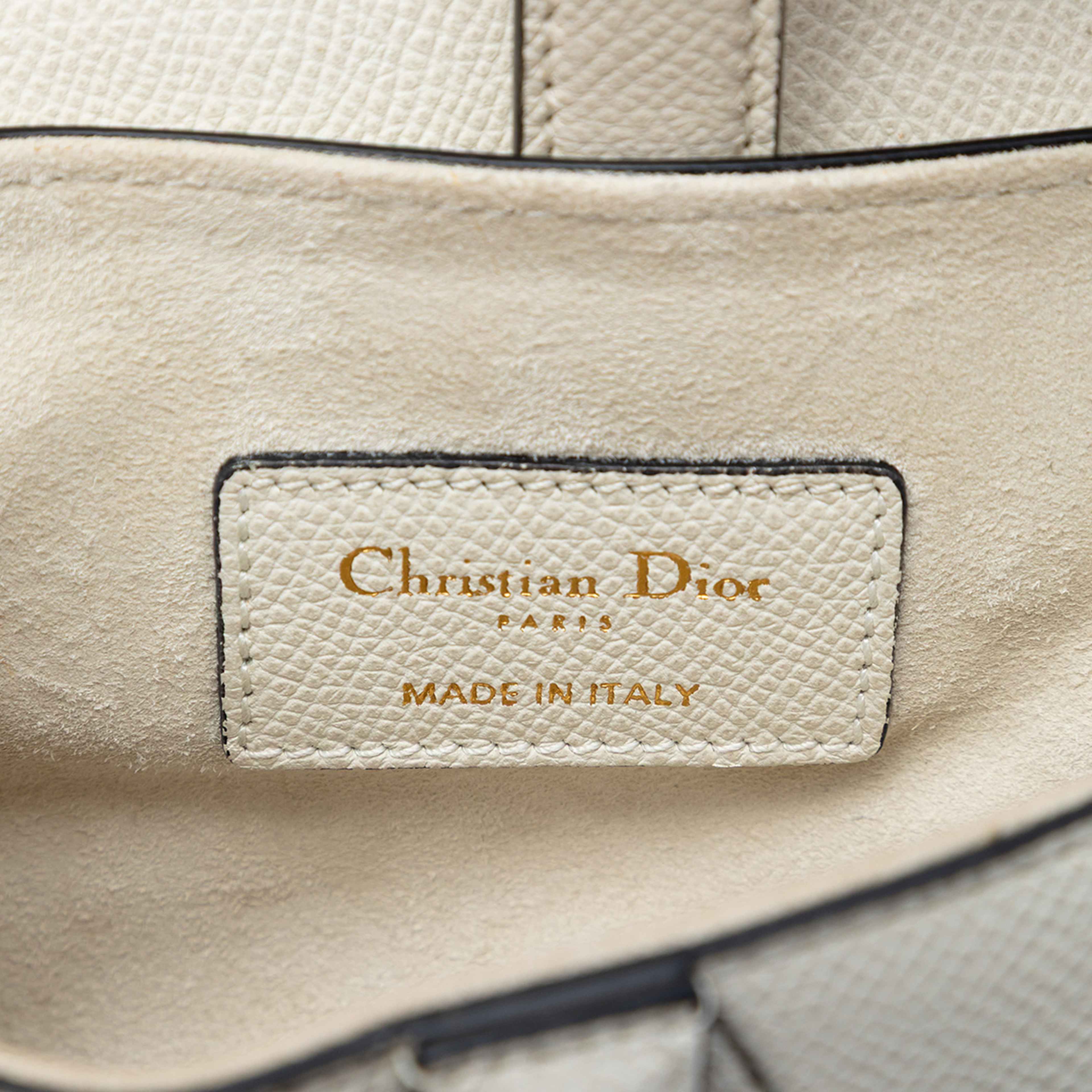 Dior Mini Grained Calfskin Saddle Bag, från Luxclusif, i färgen vit. Klicka för att öppna bilden i stort format