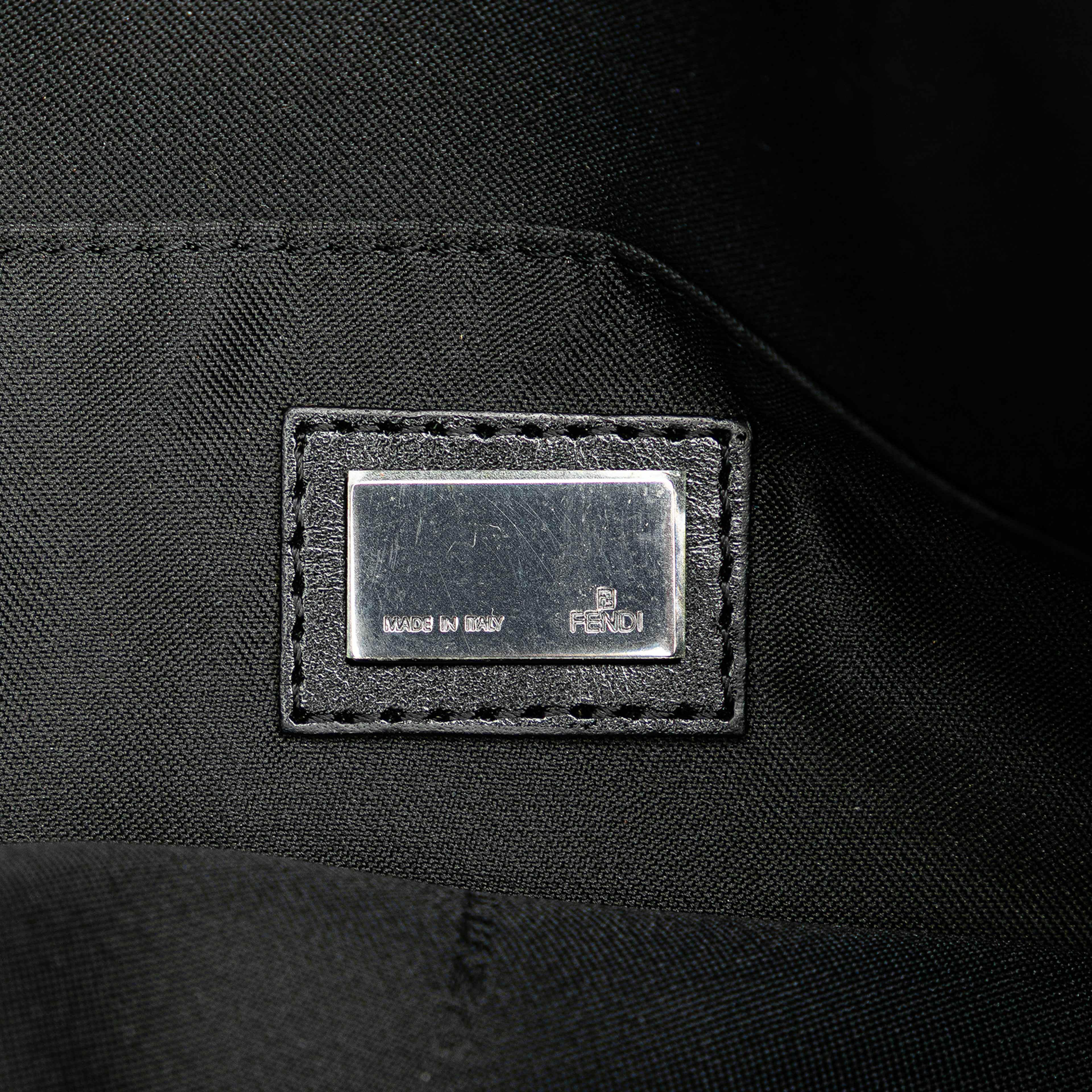 Fendi Zucchino Canvas Crossbody, från Luxclusif, i färgen black. Klicka för att öppna bilden i stort format