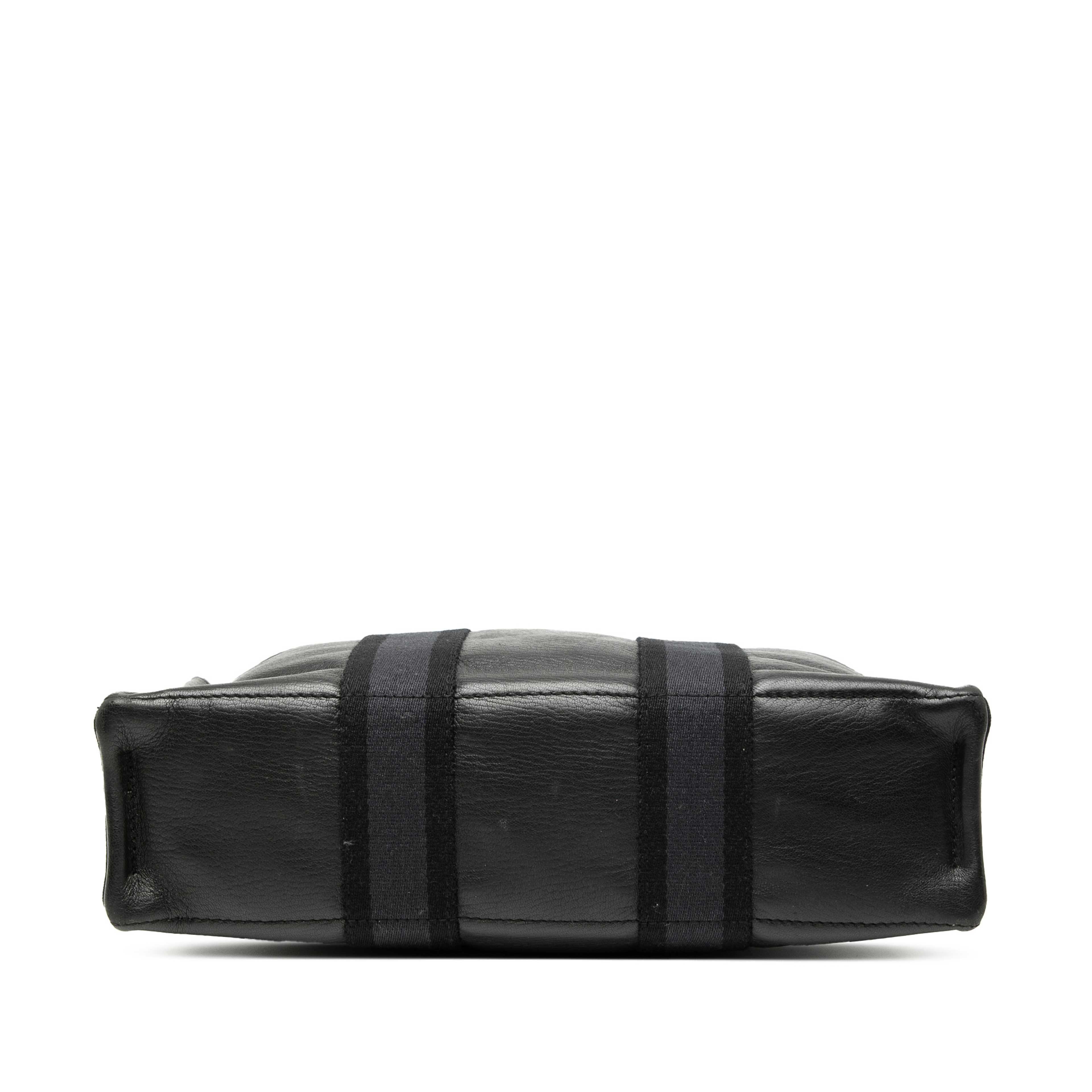 Hermès Canvas And Leather Fourre Tout Pm, från Luxclusif, i färgen navy. Klicka för att öppna bilden i stort format