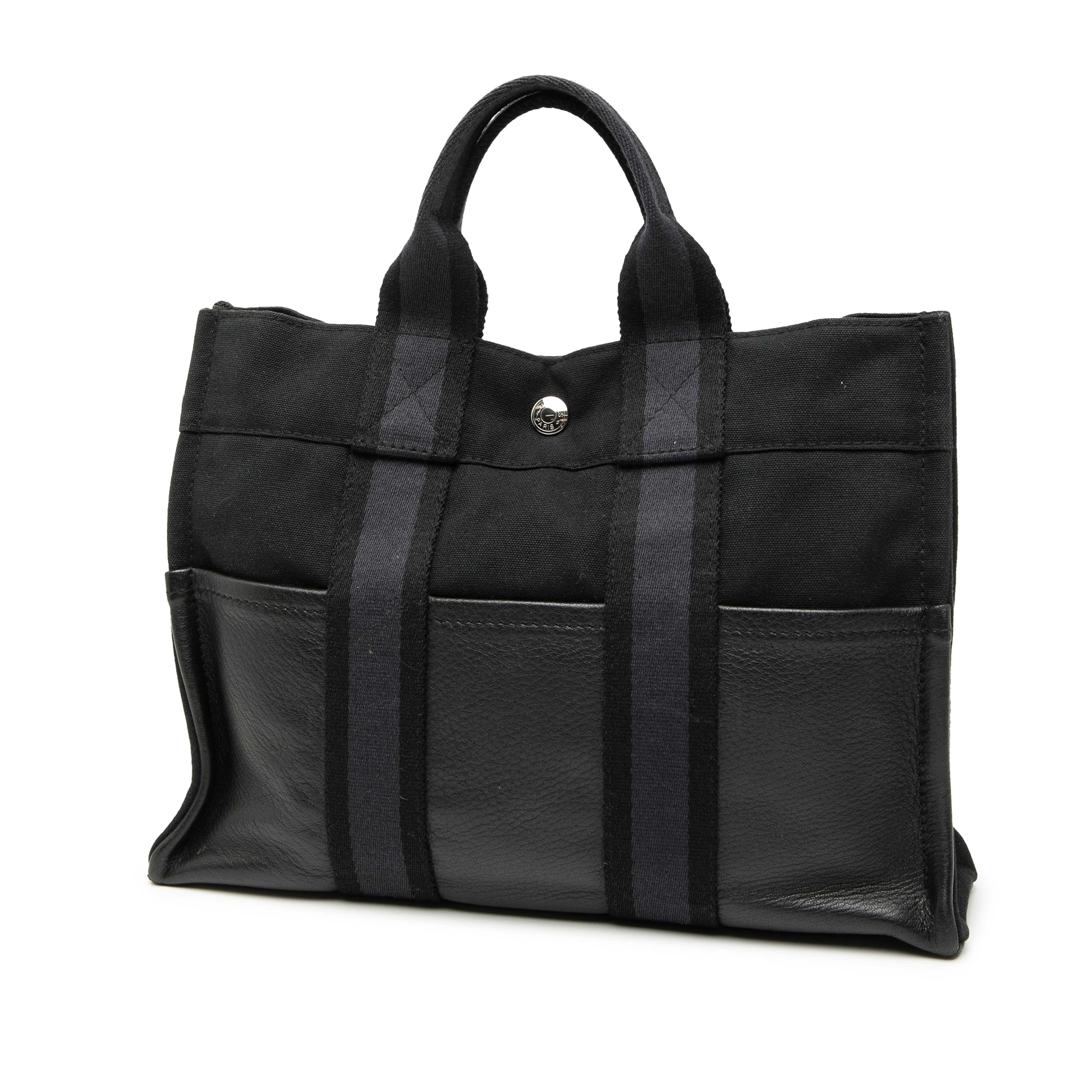 Hermès Canvas And Leather Fourre Tout Pm, från Luxclusif, i färgen navy. Klicka för att öppna bilden i stort format