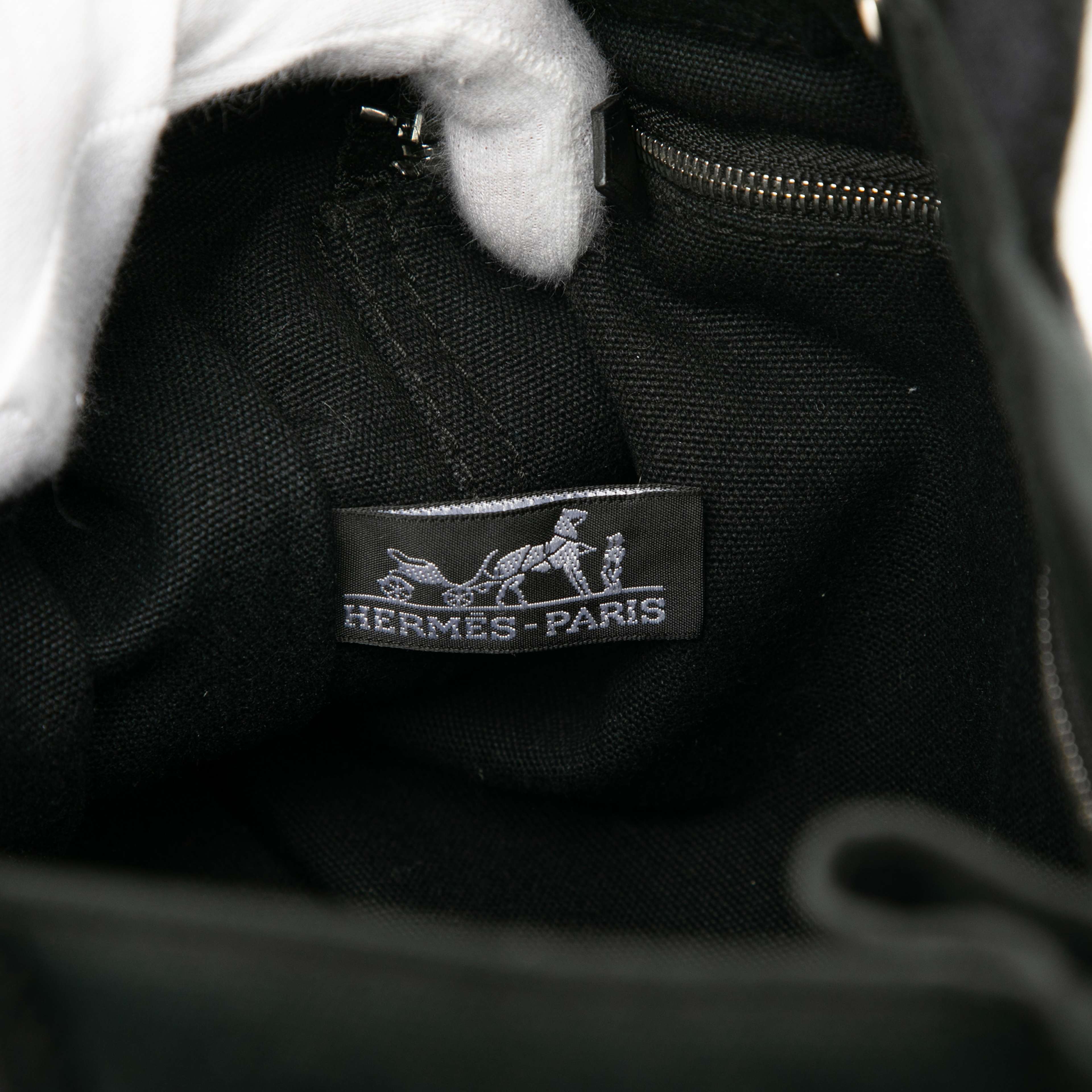 Hermès Canvas And Leather Fourre Tout Pm, från Luxclusif, i färgen navy. Klicka för att öppna bilden i stort format