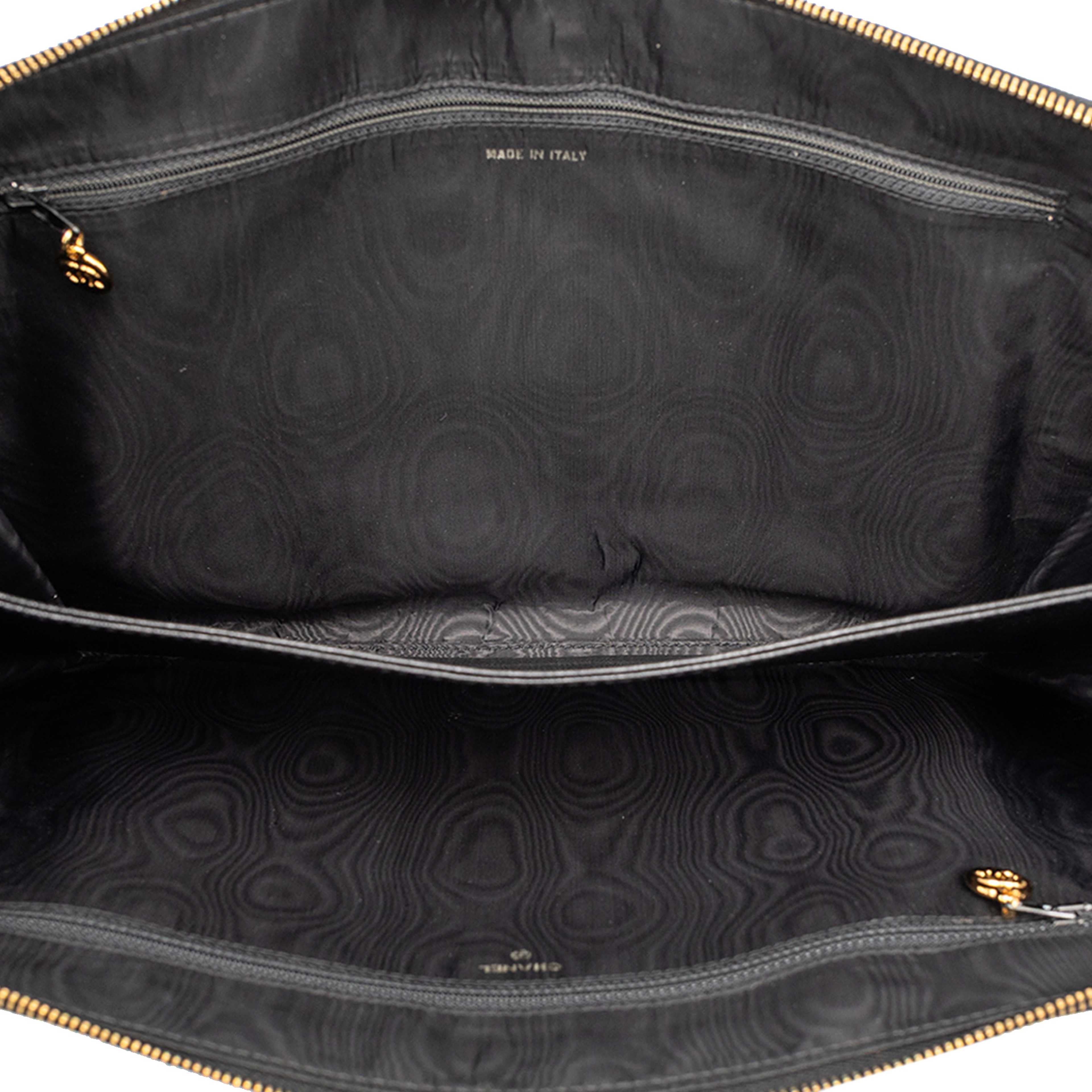 Chanel Cc Caviar Documents Portfolio Clutch, från Luxclusif, i färgen black. Klicka för att öppna bilden i stort format