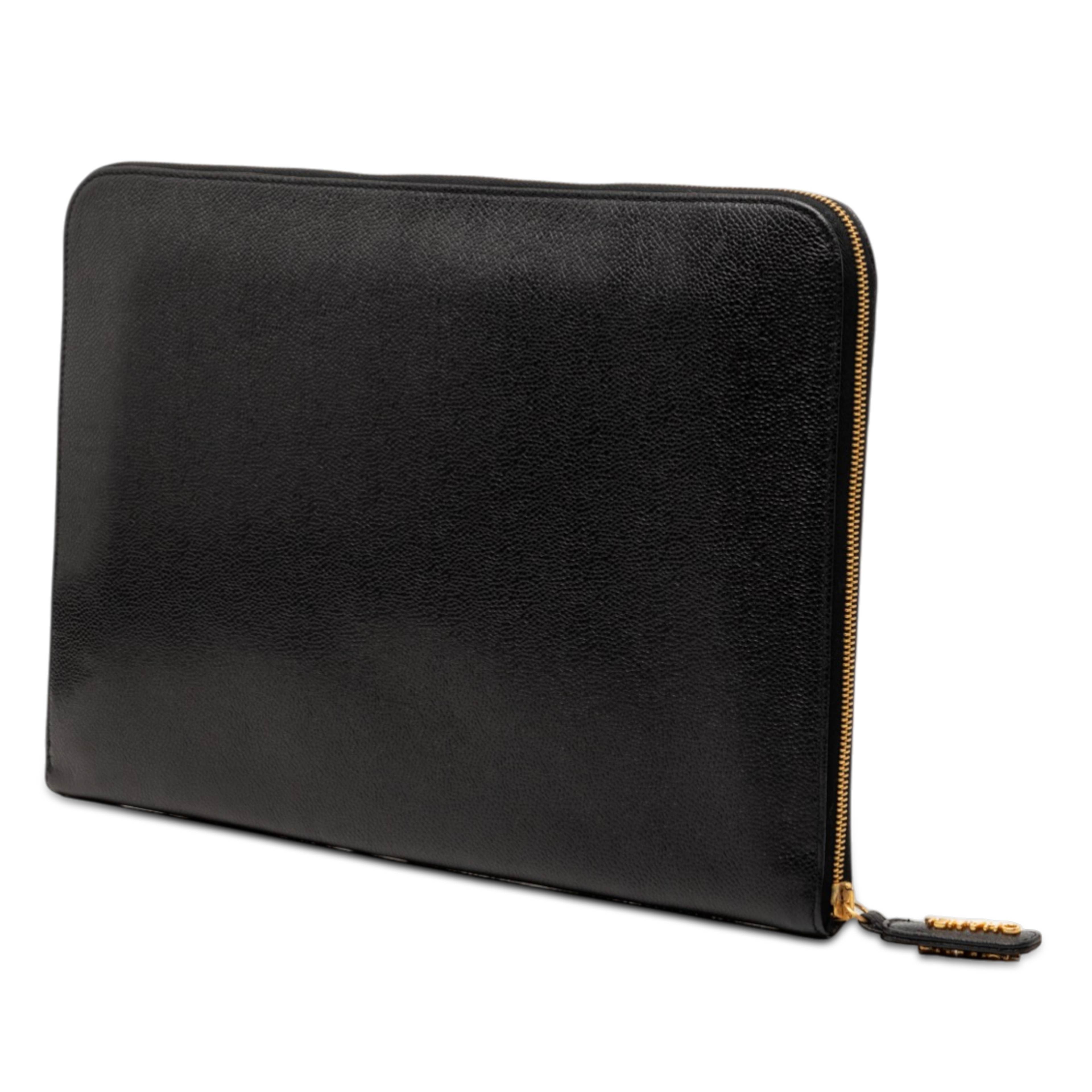 Chanel Cc Caviar Documents Portfolio Clutch, från Luxclusif, i färgen black. Klicka för att öppna bilden i stort format