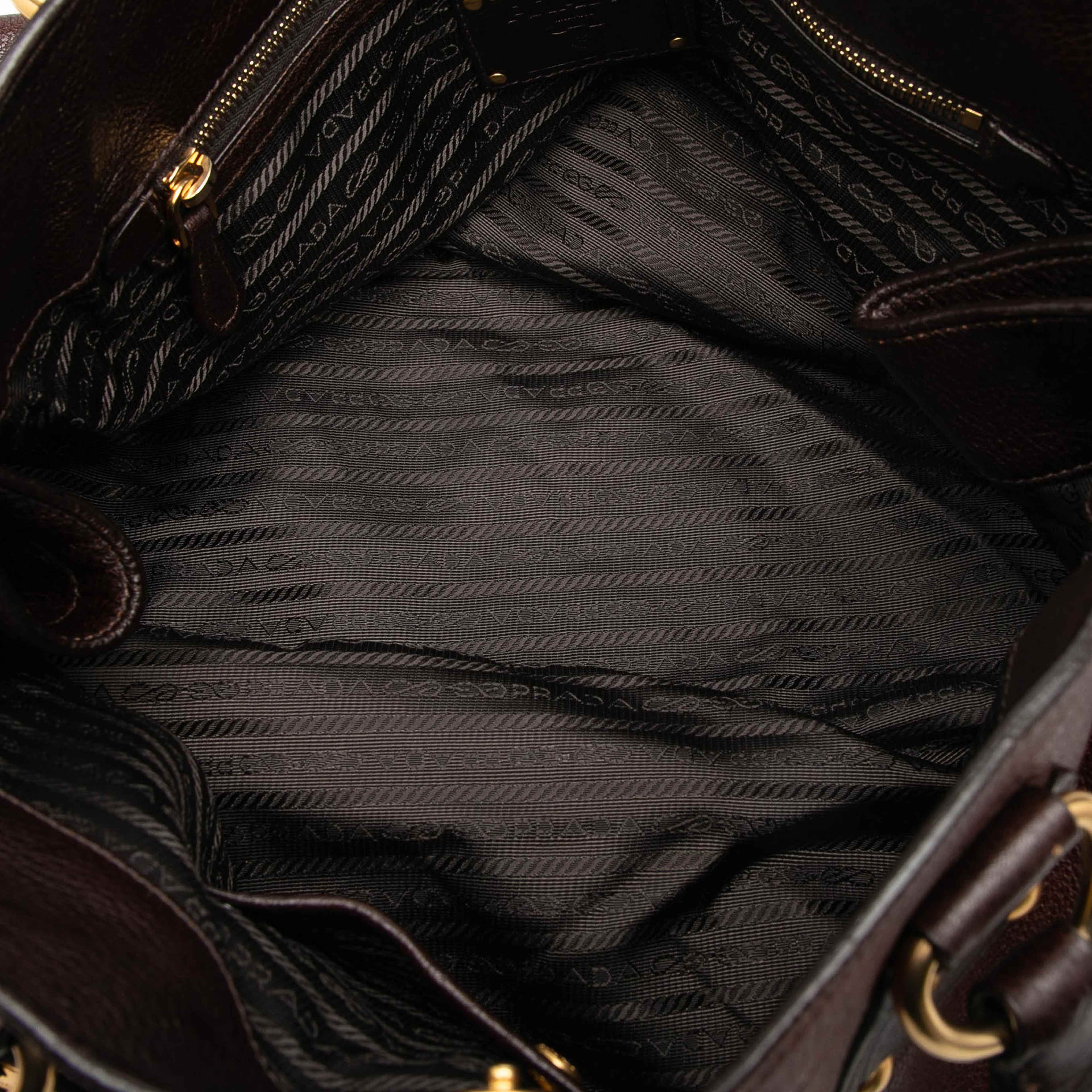 Prada Sfumato Cervo Antik Shopping Tote, från Luxclusif, i färgen dark brown. Klicka för att öppna bilden i stort format