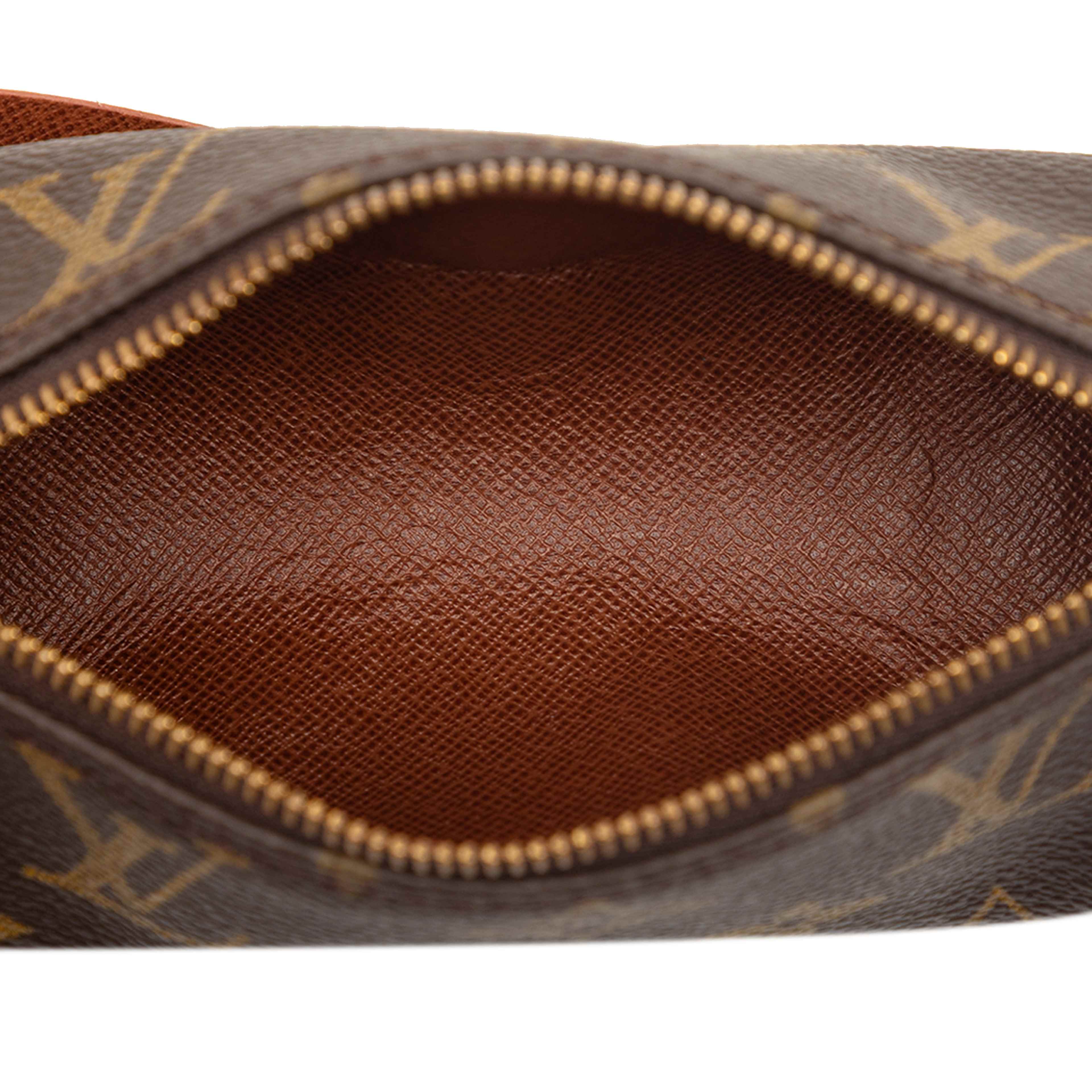 Louis Vuitton Monogram Papillon Pochette, från Luxclusif, i färgen brown. Klicka för att öppna bilden i stort format