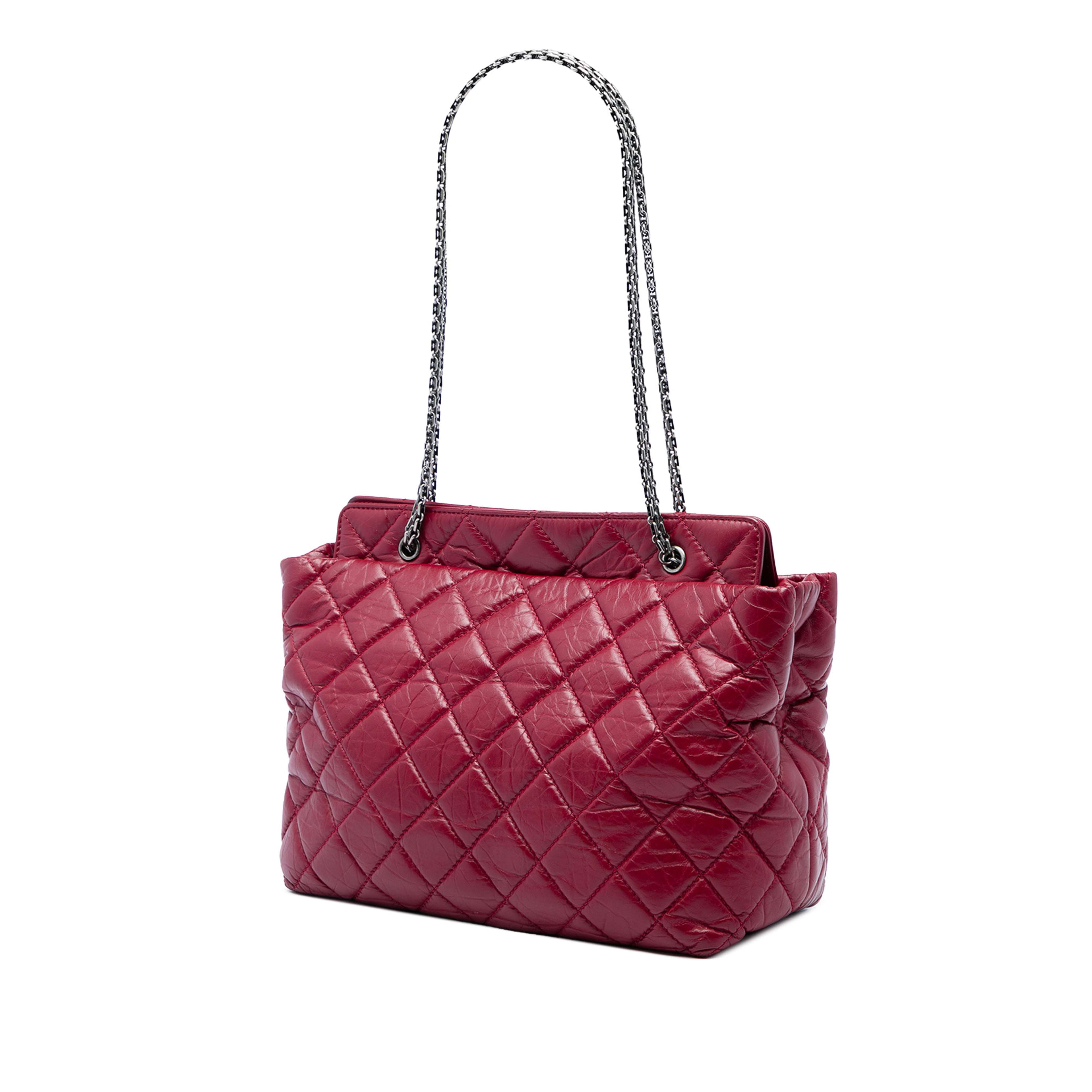 Chanel Quilted Aged Calfskin Reissue 2.55 Tote, från Luxclusif, i färgen röd. Klicka för att öppna bilden i stort format