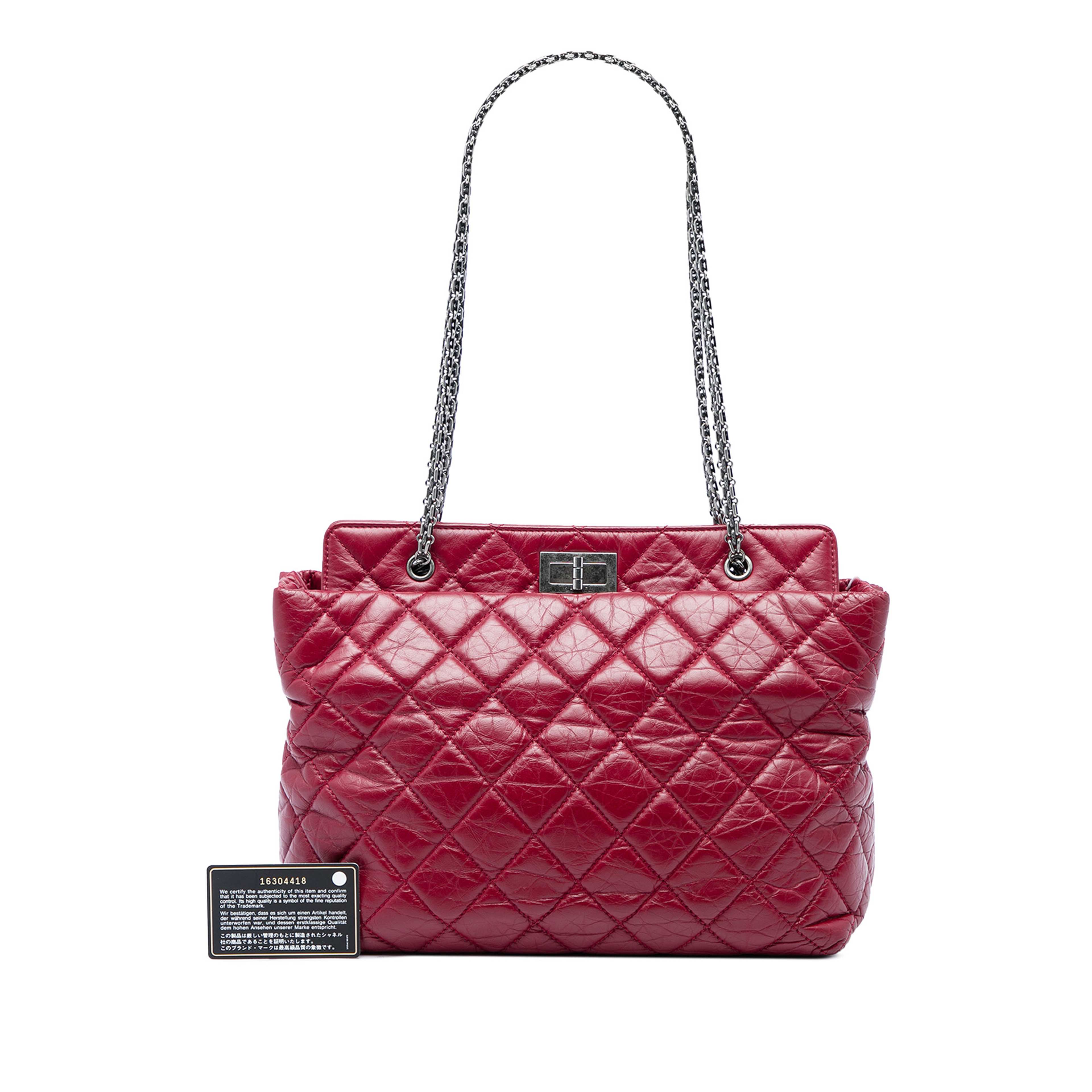 Chanel Quilted Aged Calfskin Reissue 2.55 Tote, från Luxclusif, i färgen röd. Klicka för att öppna bilden i stort format