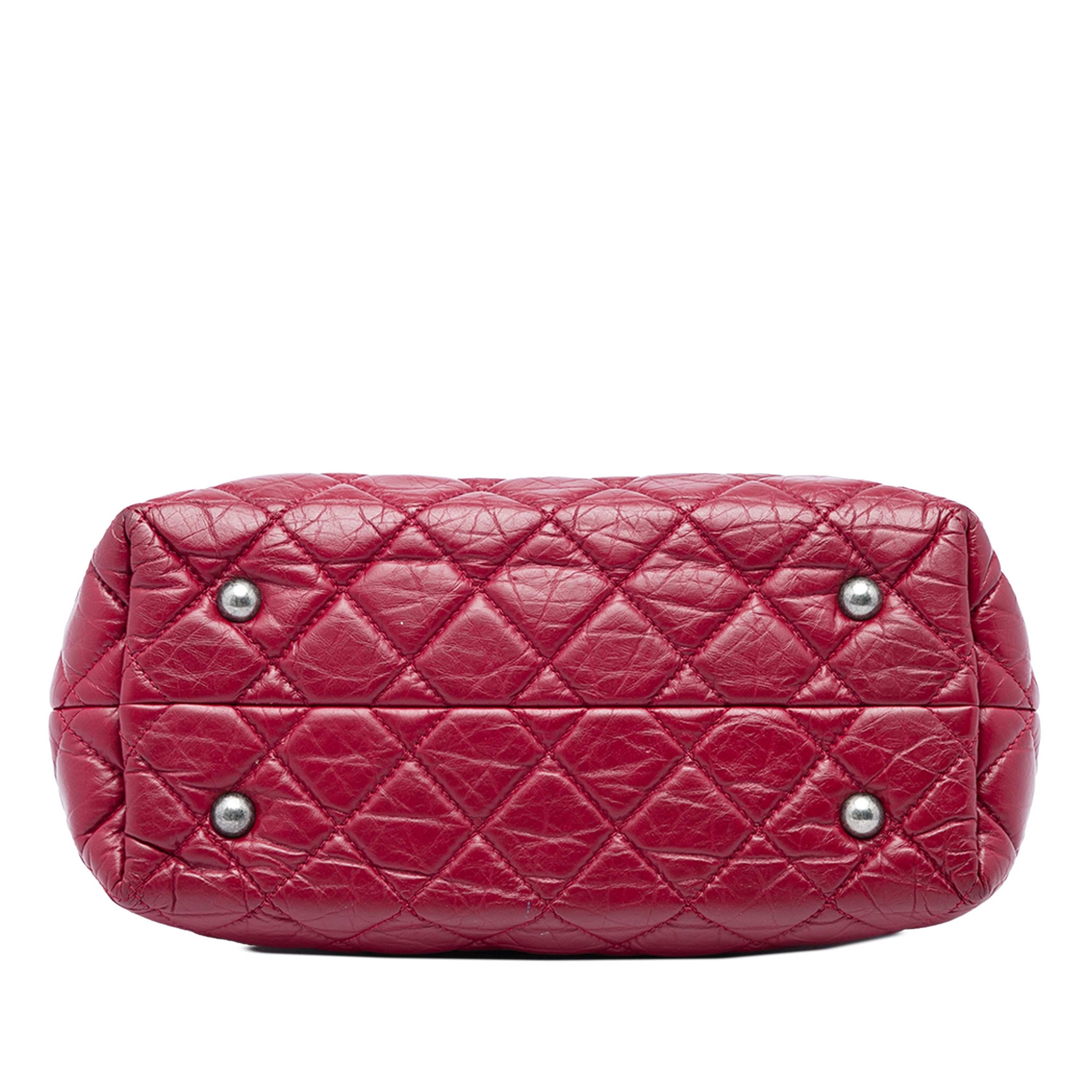 Chanel Quilted Aged Calfskin Reissue 2.55 Tote, från Luxclusif, i färgen röd. Klicka för att öppna bilden i stort format