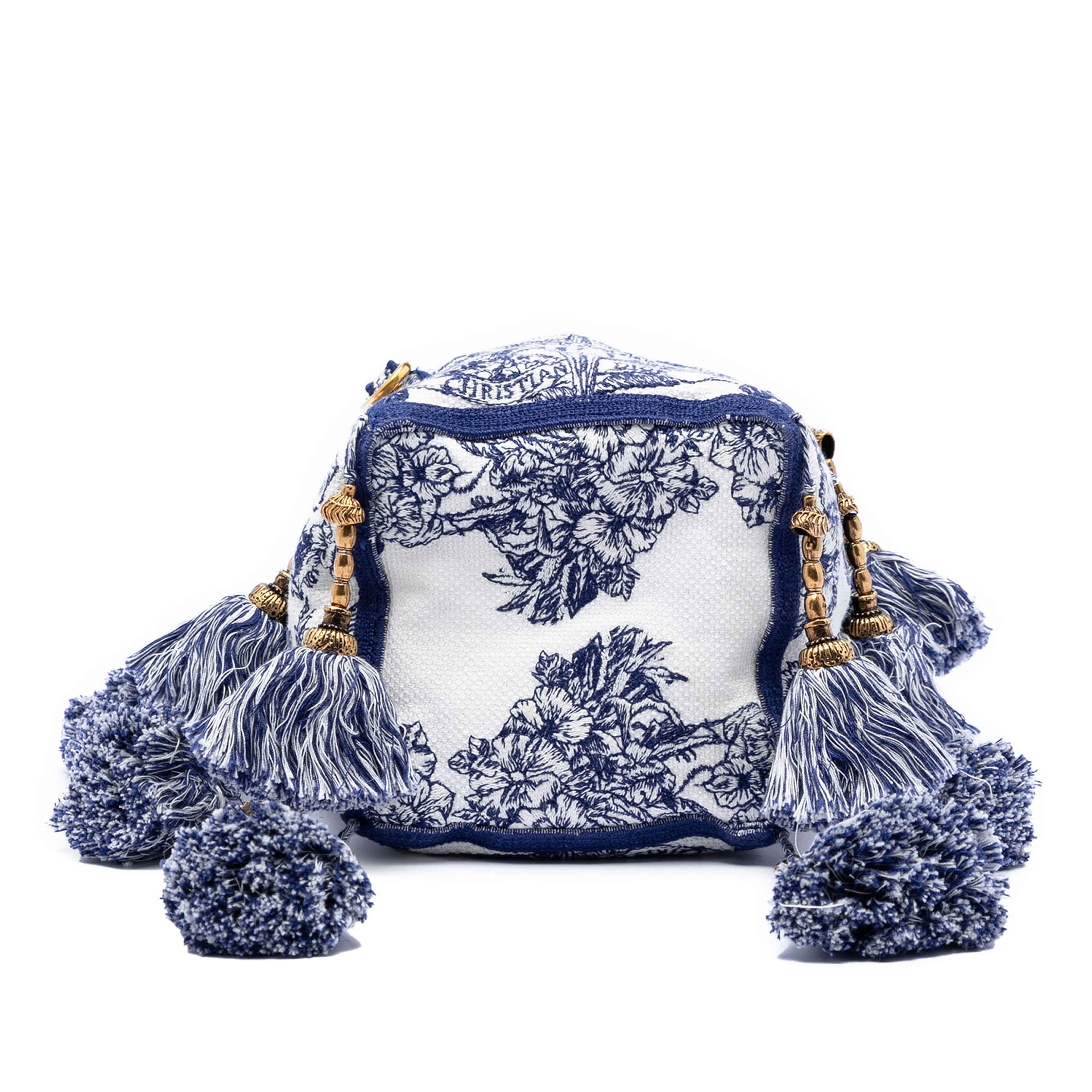 Dior Canvas Embroidered Reve D Infini D Bubble Bucket Bag, från Luxclusif, i färgen blå. Klicka för att öppna bilden i stort format