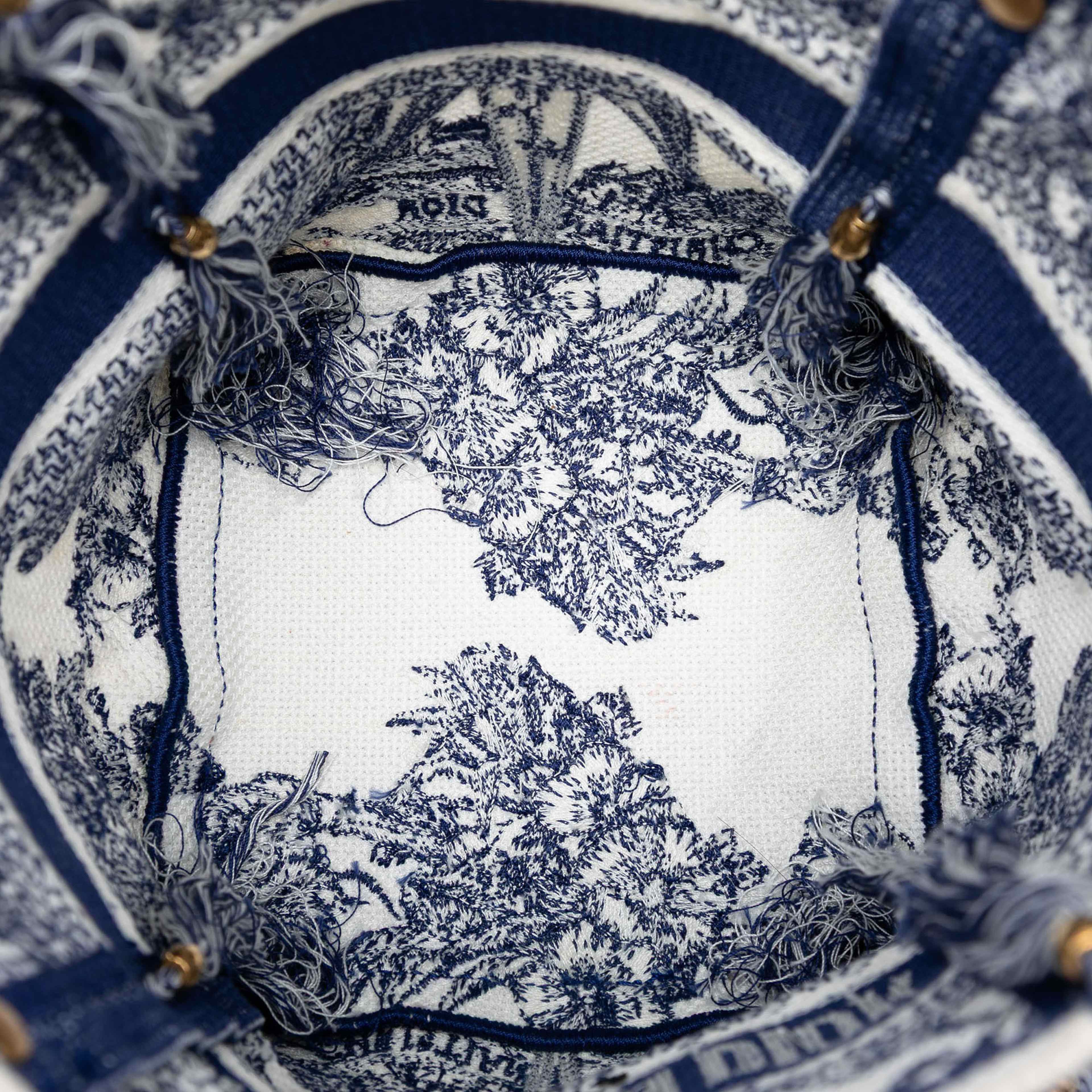 Dior Canvas Embroidered Reve D Infini D Bubble Bucket Bag, från Luxclusif, i färgen blue. Klicka för att öppna bilden i stort format