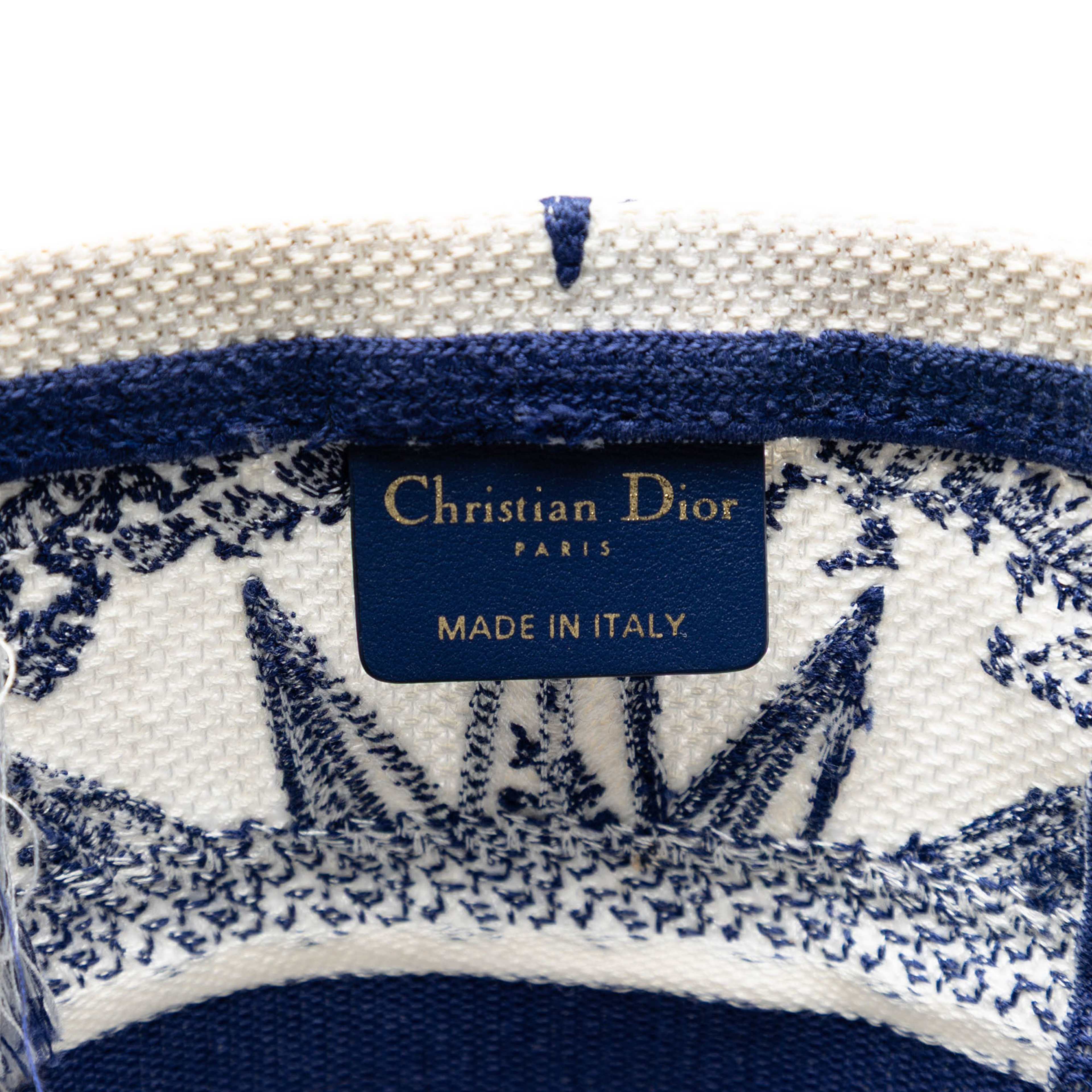 Dior Canvas Embroidered Reve D Infini D Bubble Bucket Bag, från Luxclusif, i färgen blue. Klicka för att öppna bilden i stort format