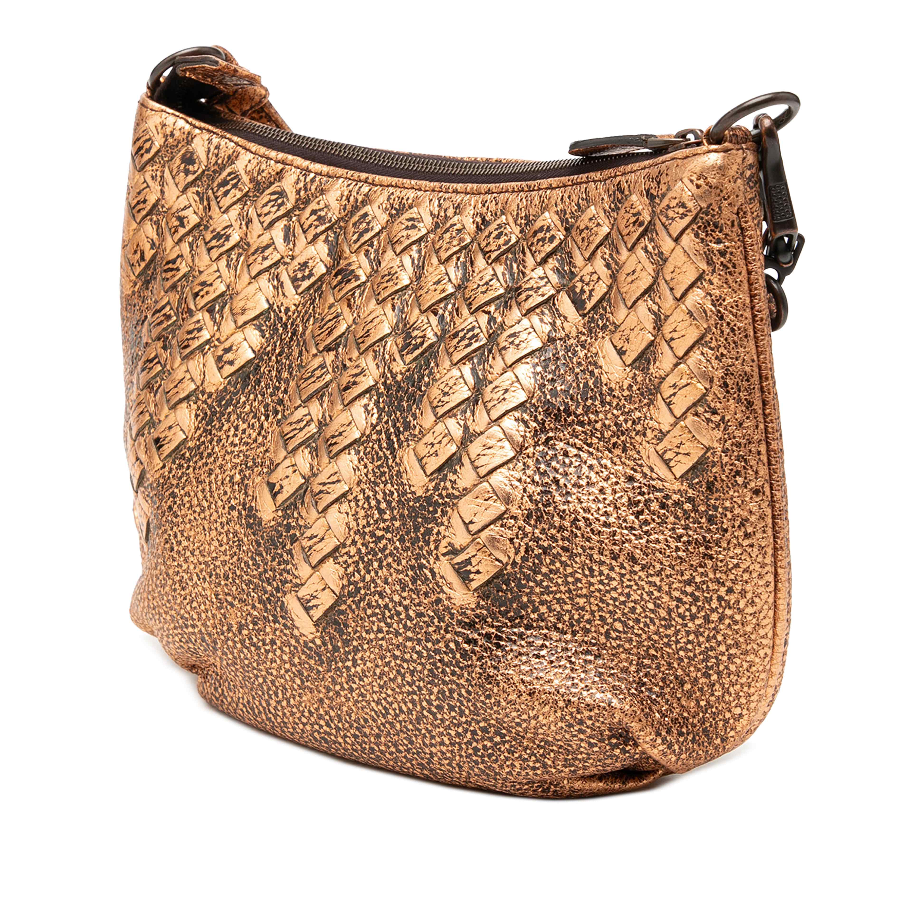 Bottega Veneta Intrecciato Trimmed Metallic Leather Crossbody, från Luxclusif, i färgen gold. Klicka för att öppna bilden i stort format