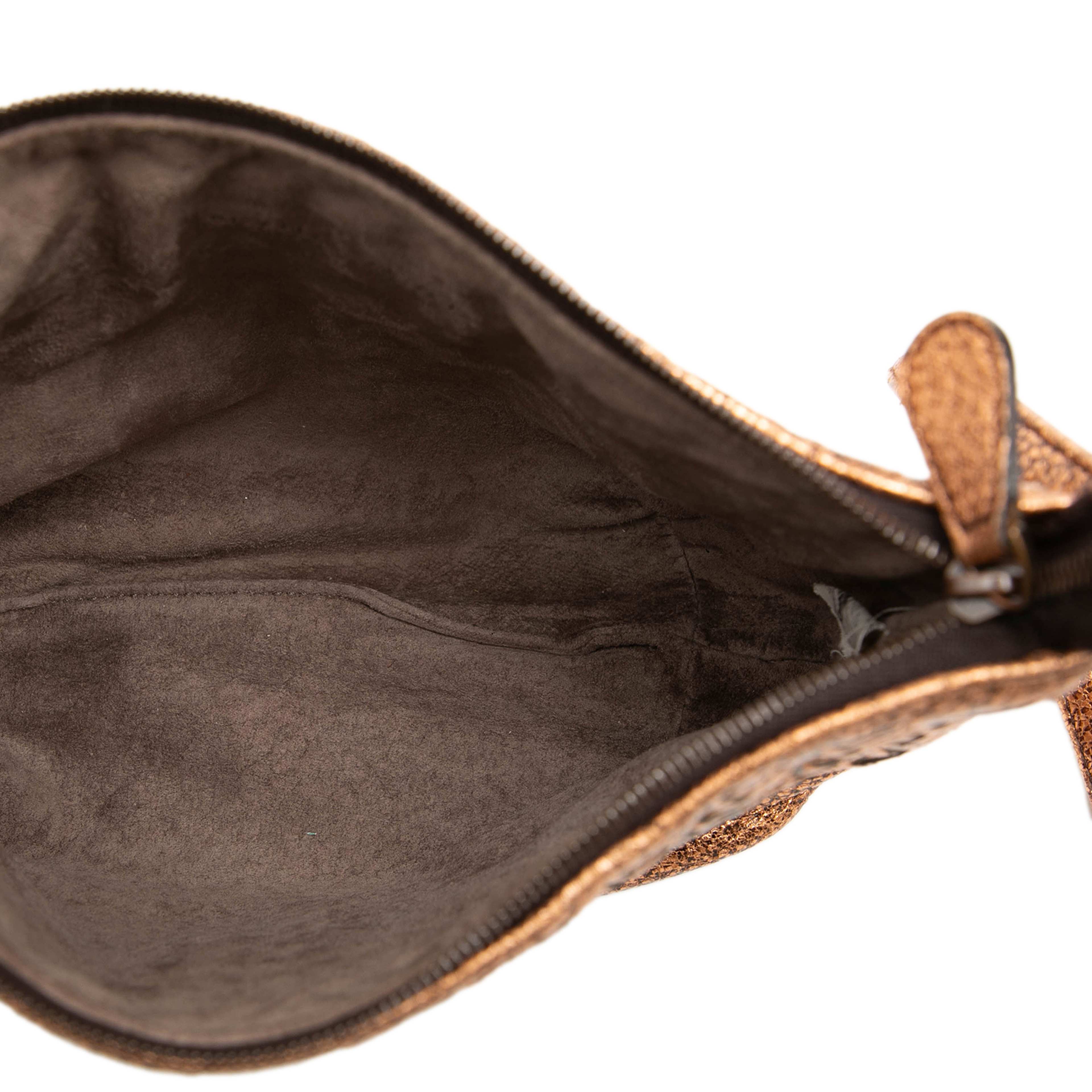 Bottega Veneta Intrecciato Trimmed Metallic Leather Crossbody, från Luxclusif, i färgen gold. Klicka för att öppna bilden i stort format