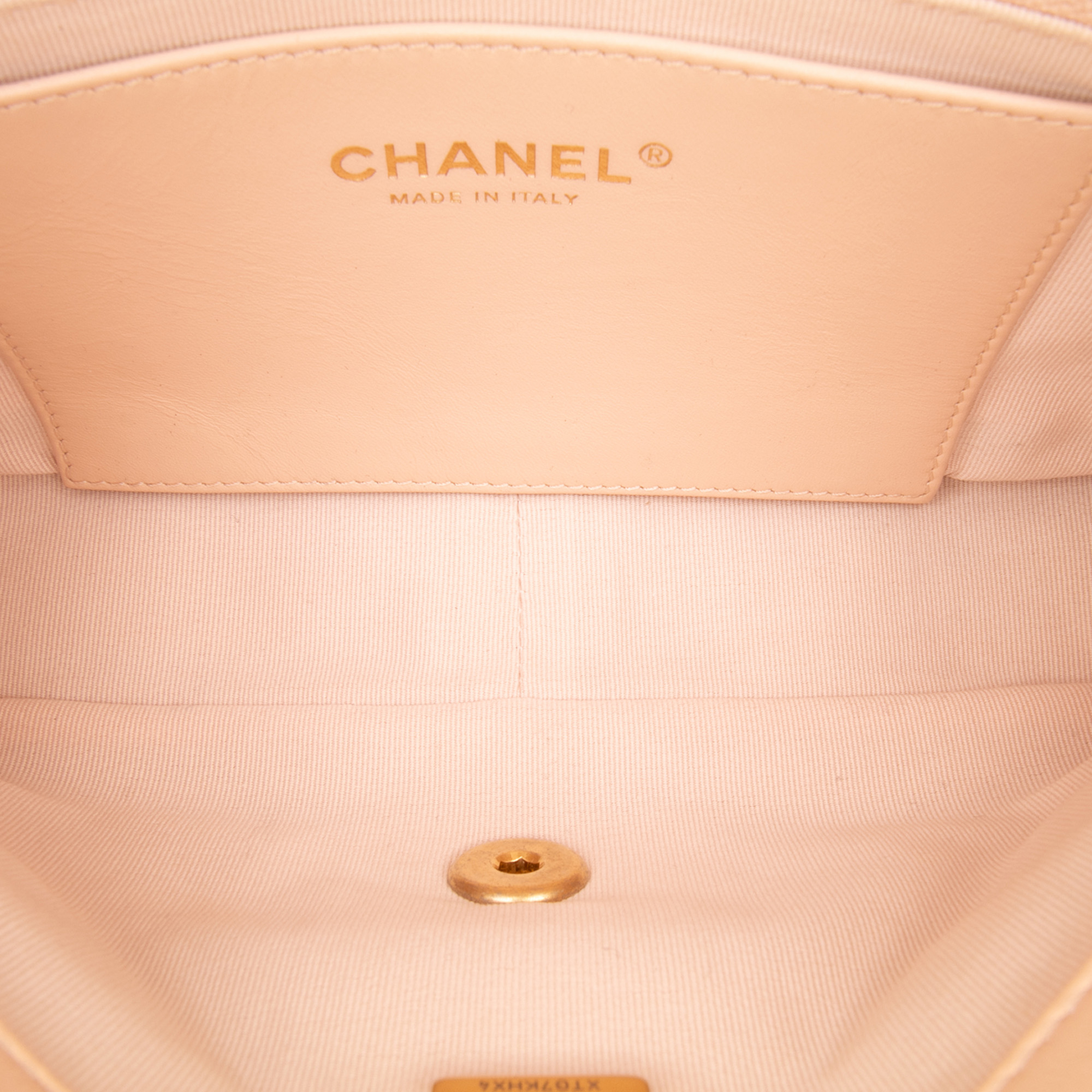 Chanel Quilted Lambskin Fancy Jewel Single Flap, från Luxclusif, i färgen beige. Klicka för att öppna bilden i stort format