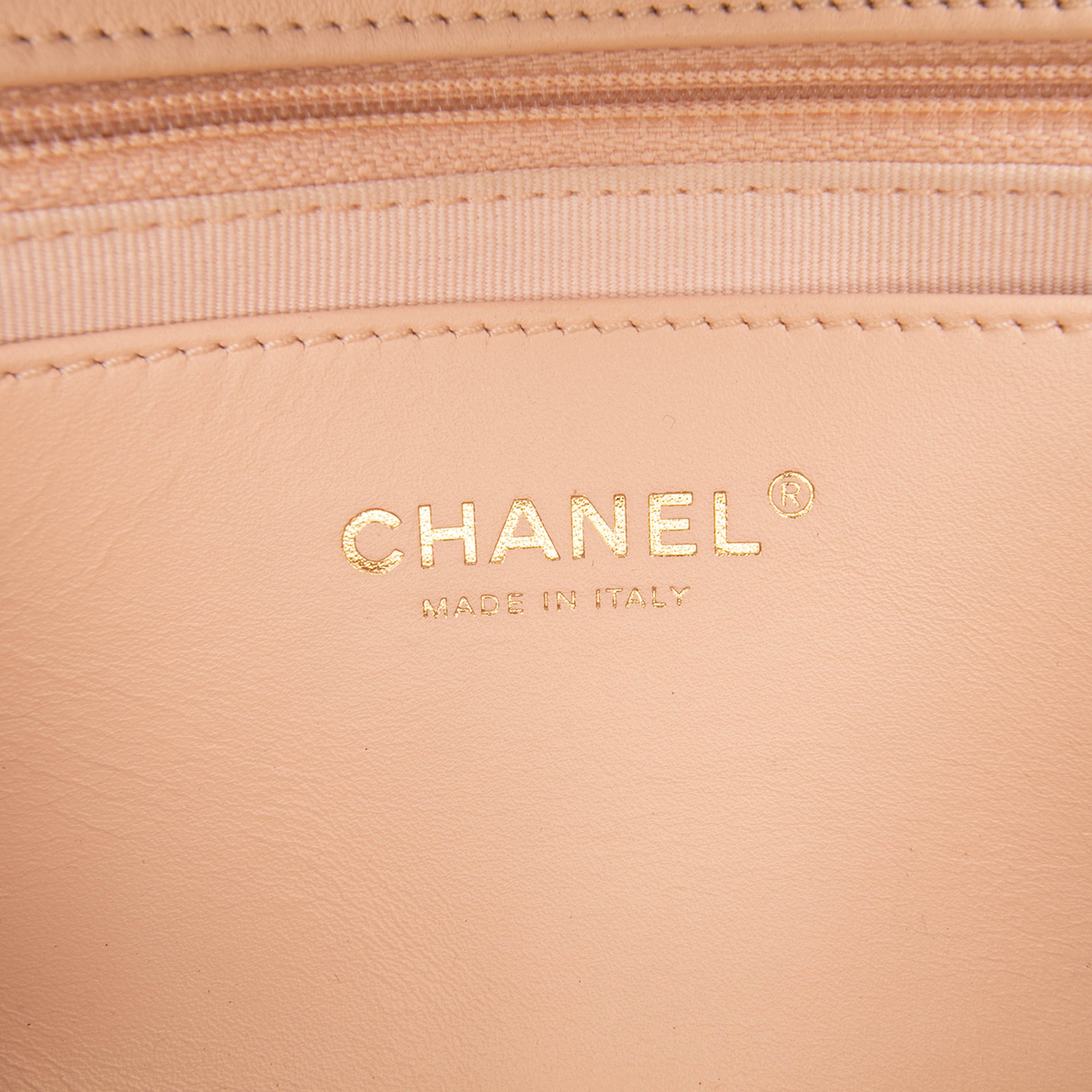 Chanel Quilted Lambskin Fancy Jewel Single Flap, från Luxclusif, i färgen beige. Klicka för att öppna bilden i stort format